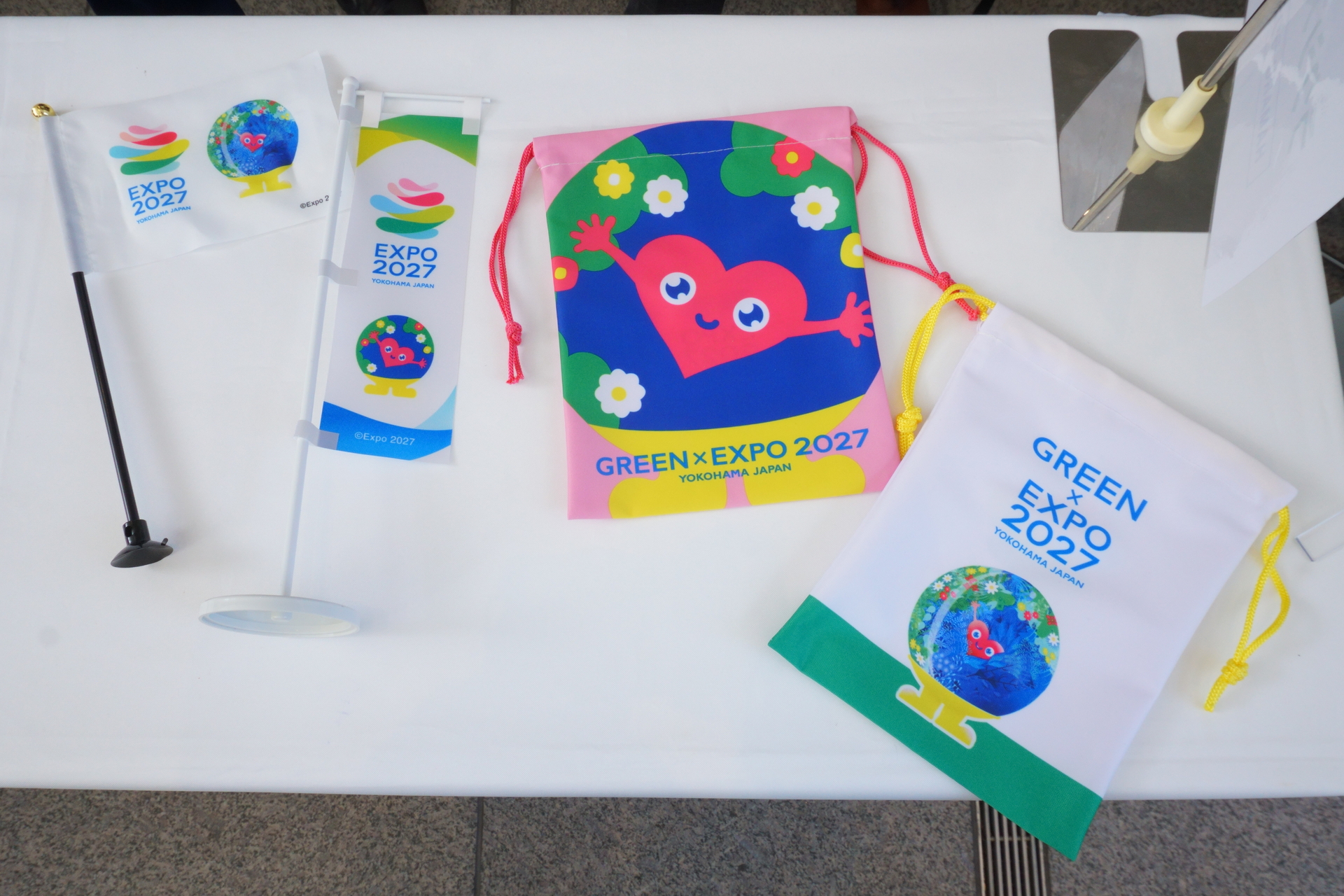 左から順に、ミニフラッグ（770円）、卓上ミニのぼり（1100円）、巾着2種（各880円）