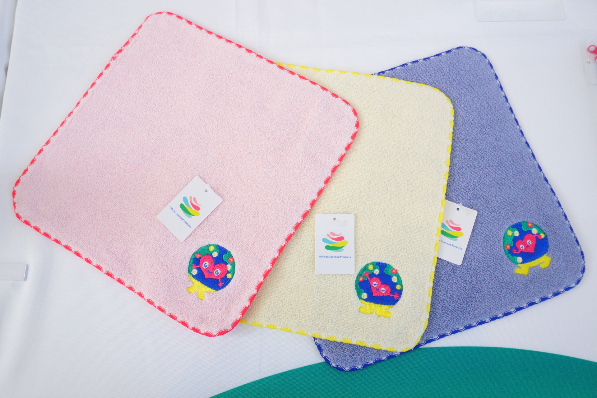 ハンカチタオル3種（各1320円）