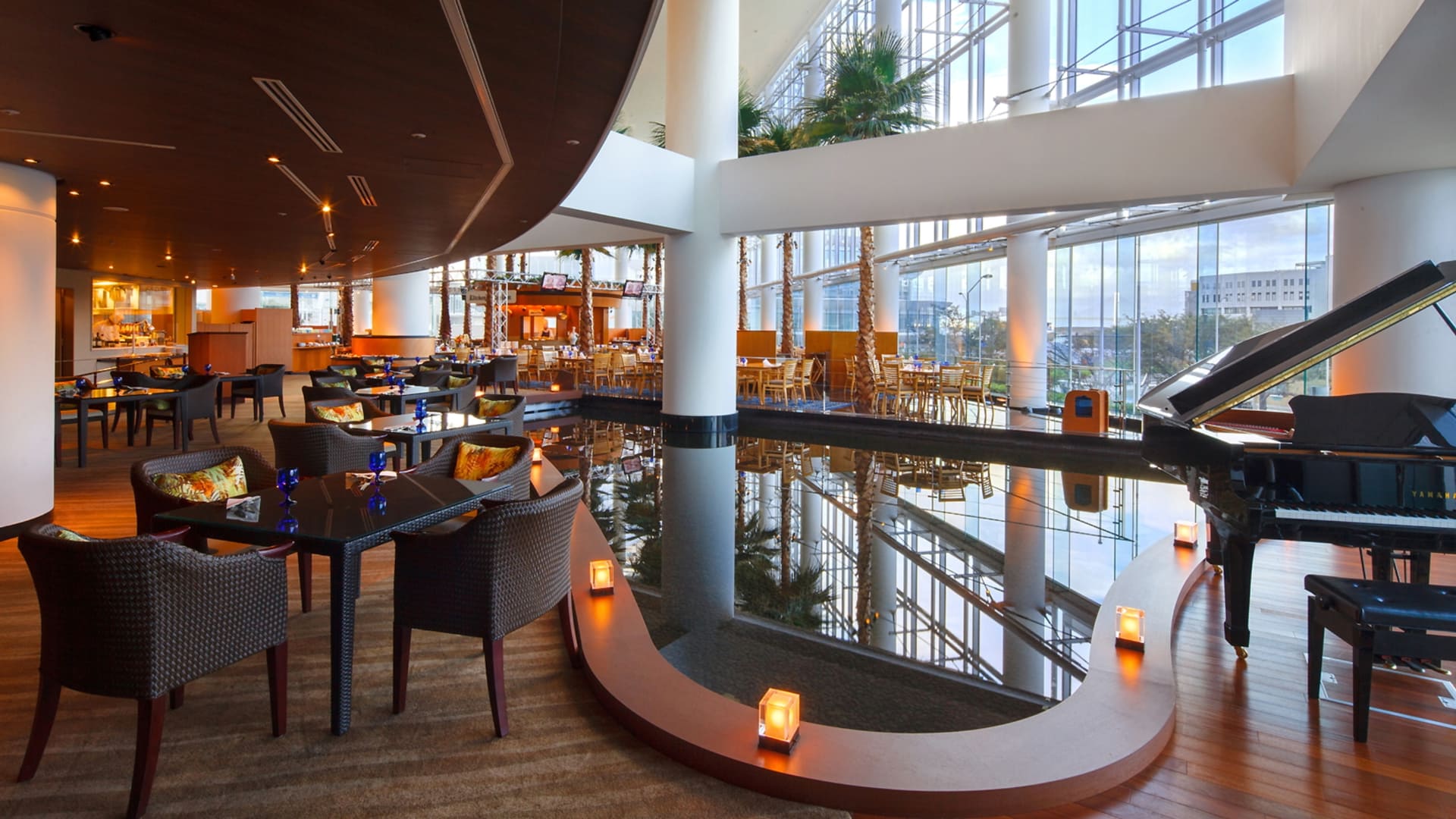 オールデイダイニング「カフェトスカ」。朝食ビュッフェではオムレツやメゾンカイザーのパンをはじめ、和洋メニューを味わえる