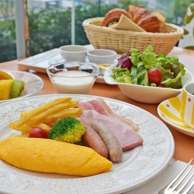 オールデイダイニング「カフェトスカ」。朝食ビュッフェではオムレツやメゾンカイザーのパンをはじめ、和洋メニューを味わえる