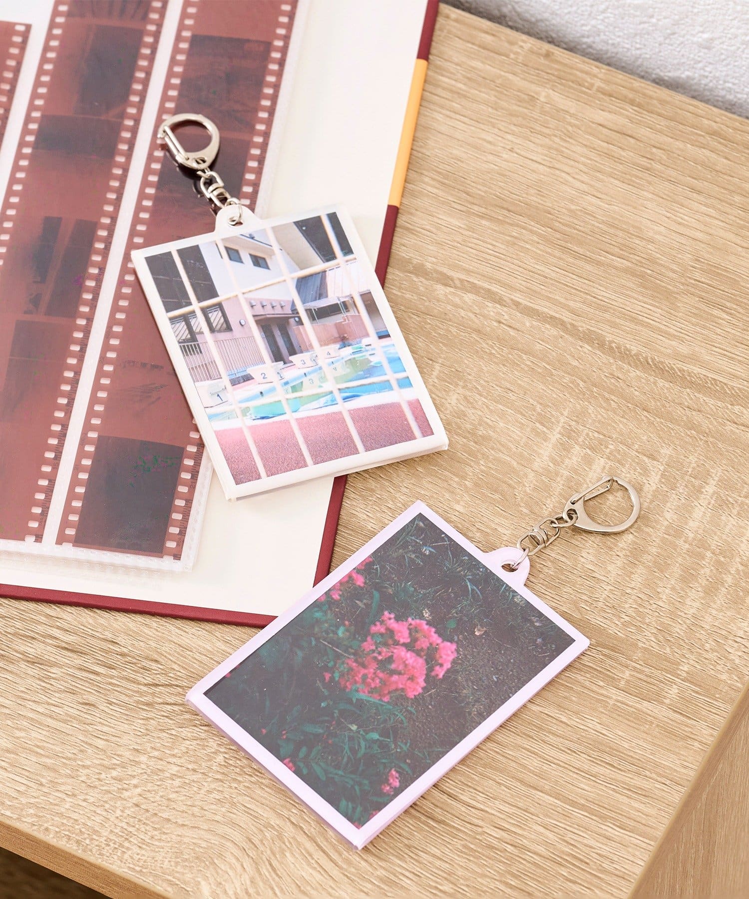 「アクリルフォトキーホルダー」330円