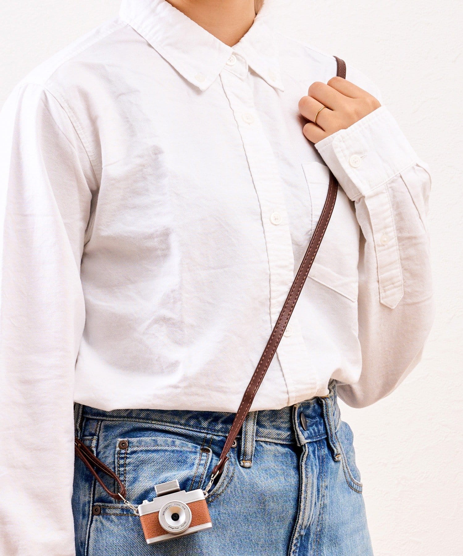 「カメラ用フェイクレザーストラップ」330円、全4色