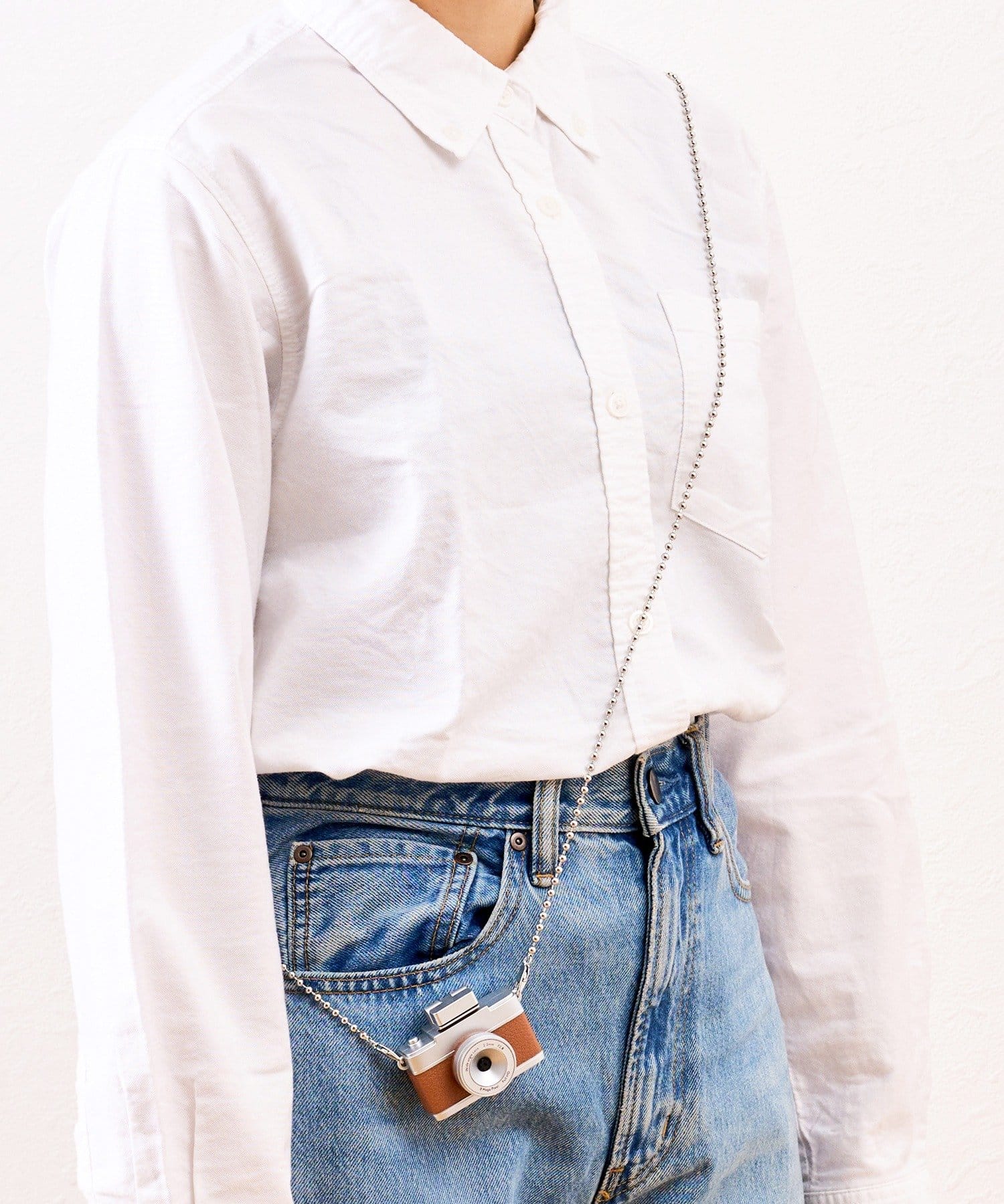 「カメラ用ボールチェーンストラップ」330円、全2色