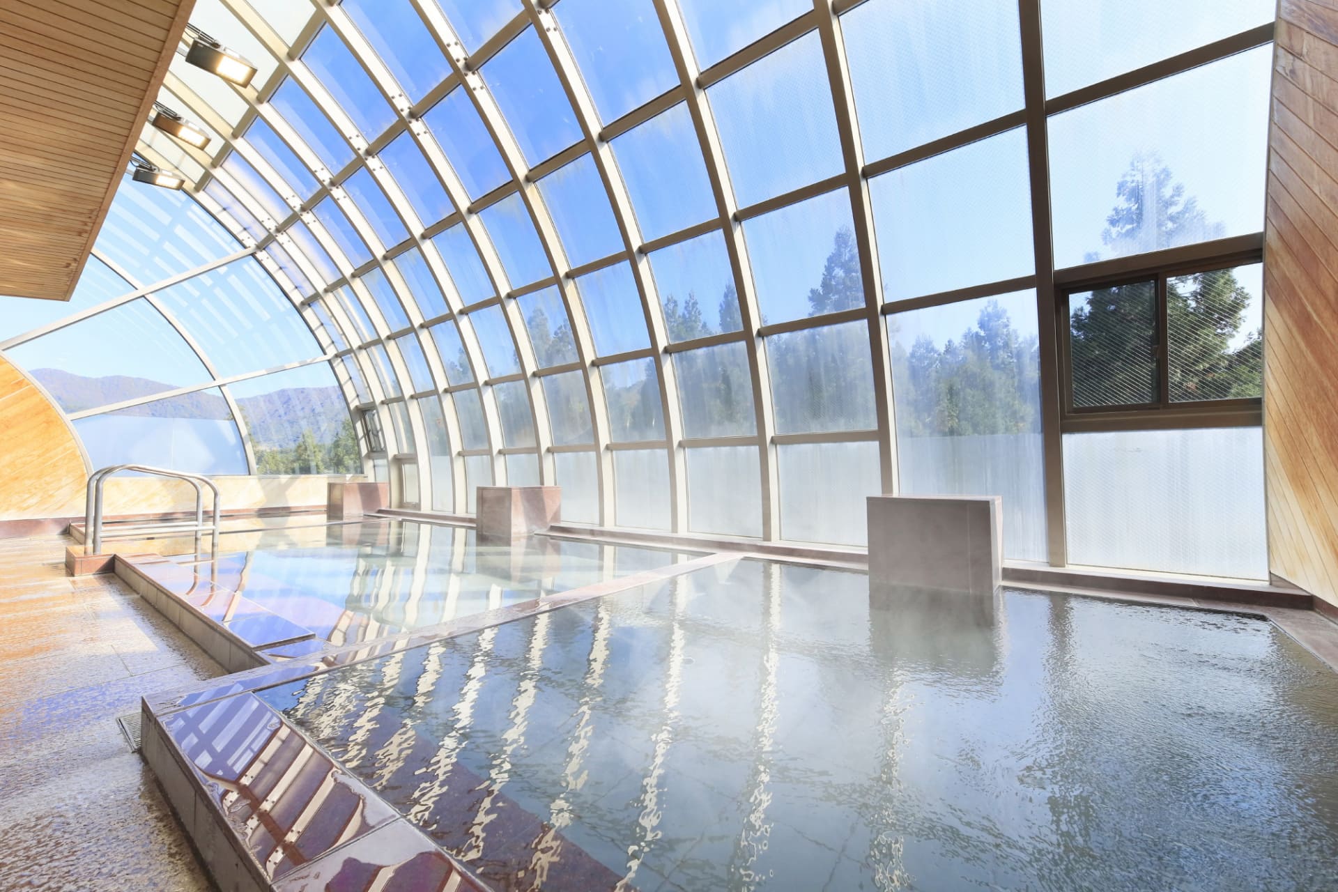 温泉大浴場（サウナ併設）