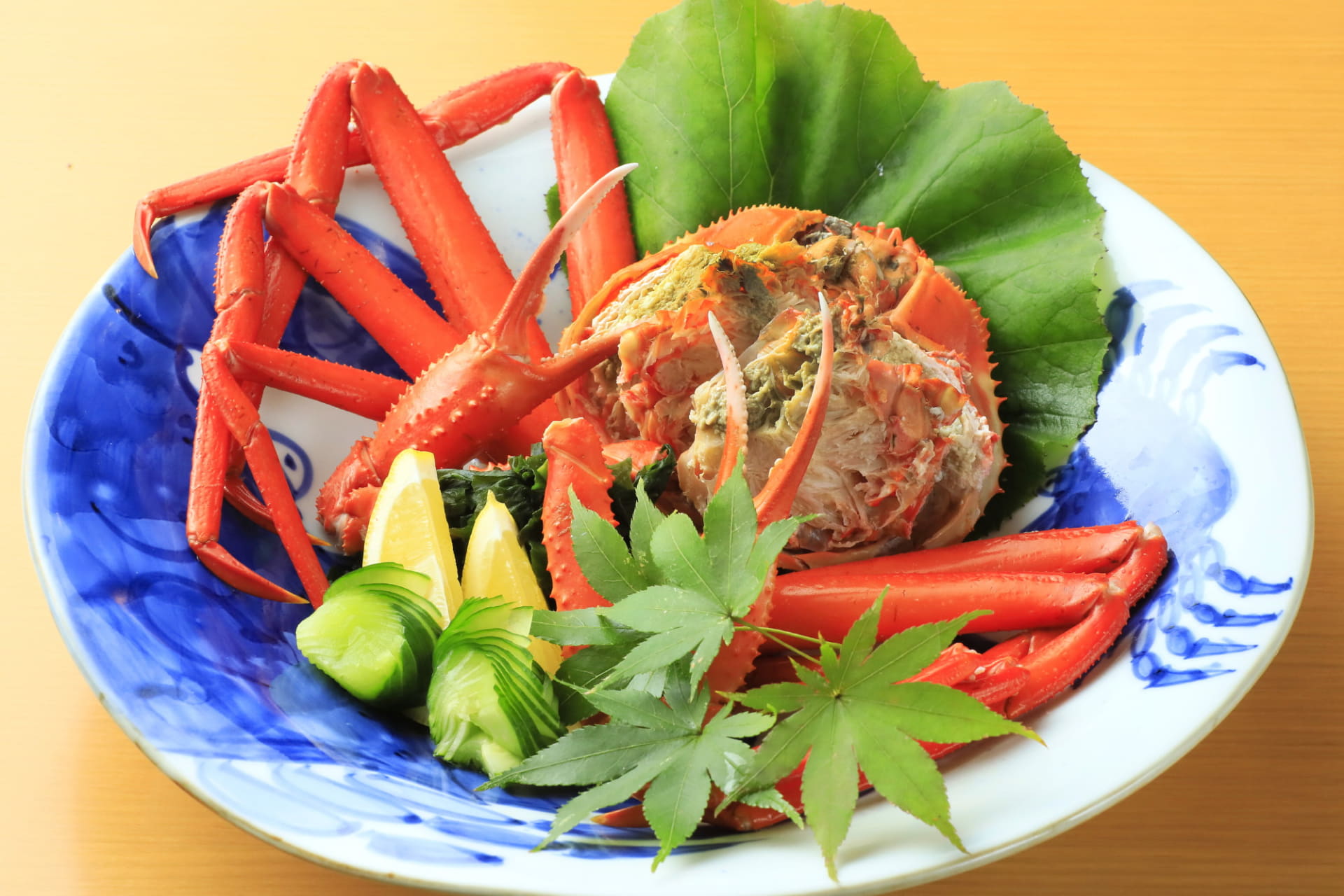 夕食の選べる一品例（佐渡産紅ずわい蟹）