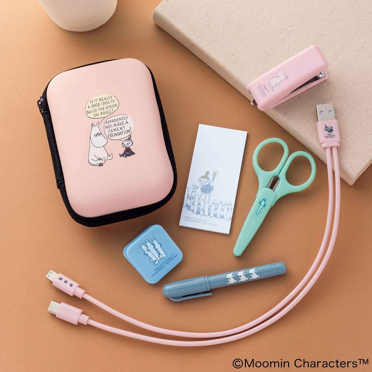 宝島社「InRed」1・2月合併号は、ムーミンの文具セット＆ローラアシュレイの2026年カレンダーが付録