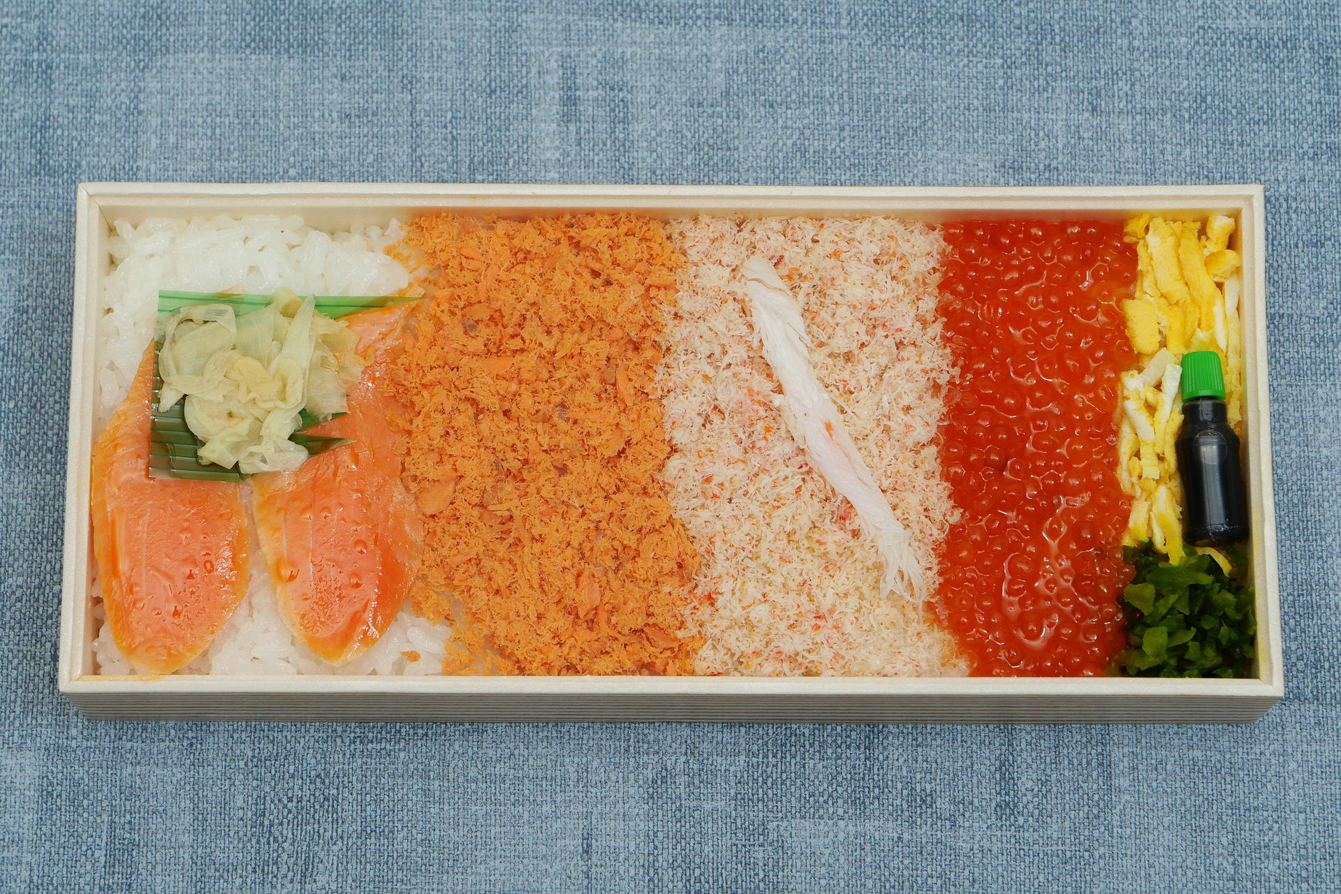 蓋を取ると、鱒、鮭、蟹、イクラと贅沢な海産物が目に飛び込んできて、見た目だけでも食欲がそそられます