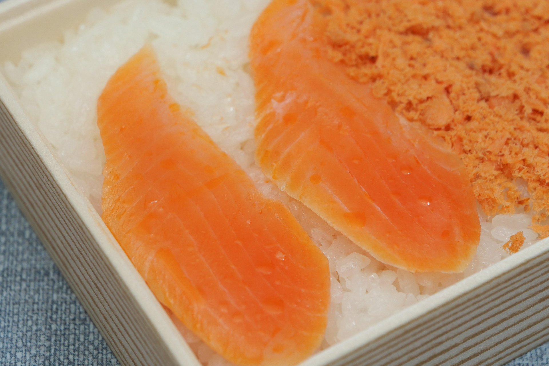 鱒の酢〆は、酢が鱒の風味を引き立てていて、醤油をつけなくても十分な美味しさです