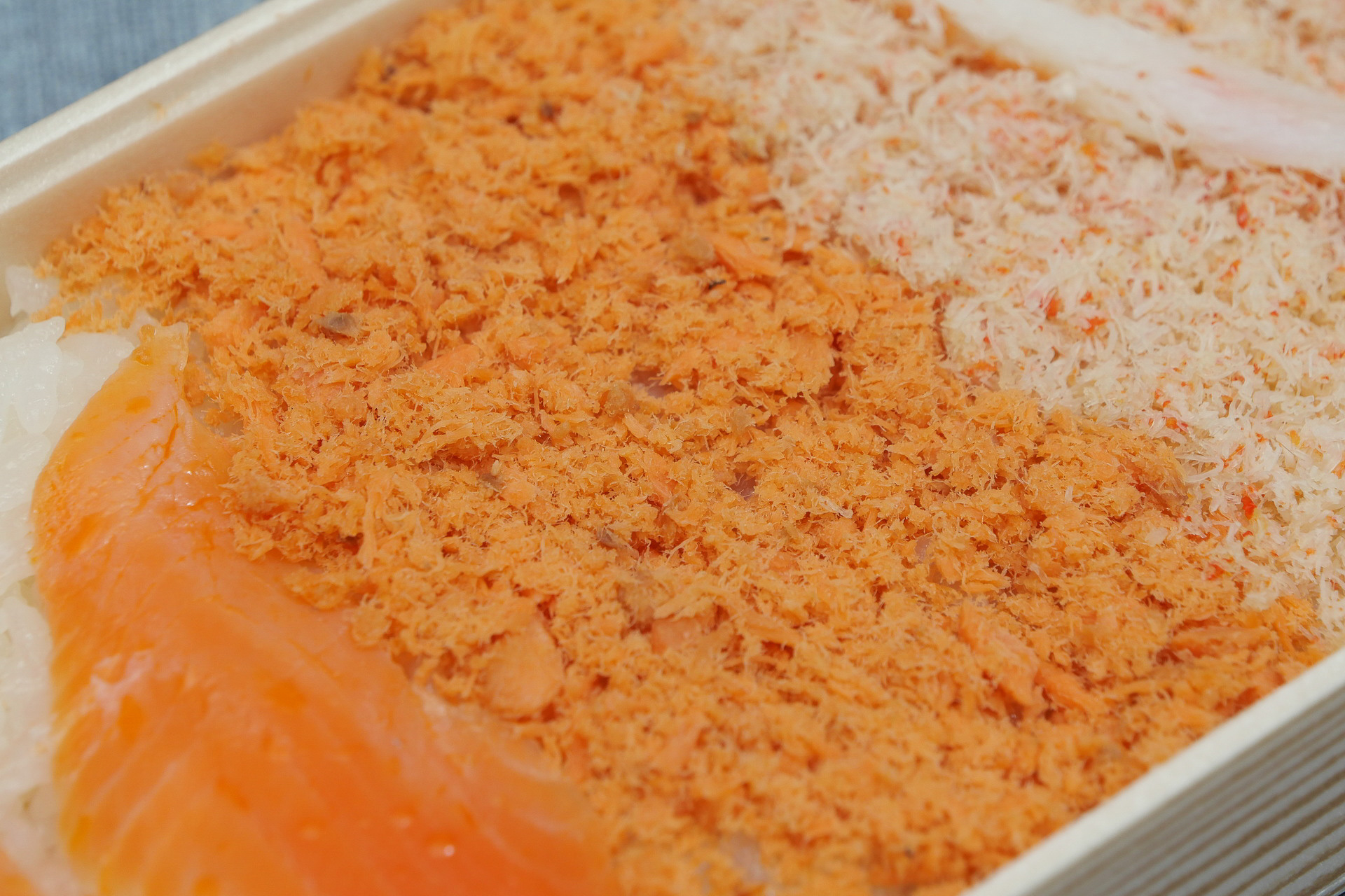 鮭フレークは、ほんのり塩味が効いて、鮭の味わいをダイレクトに楽しめます