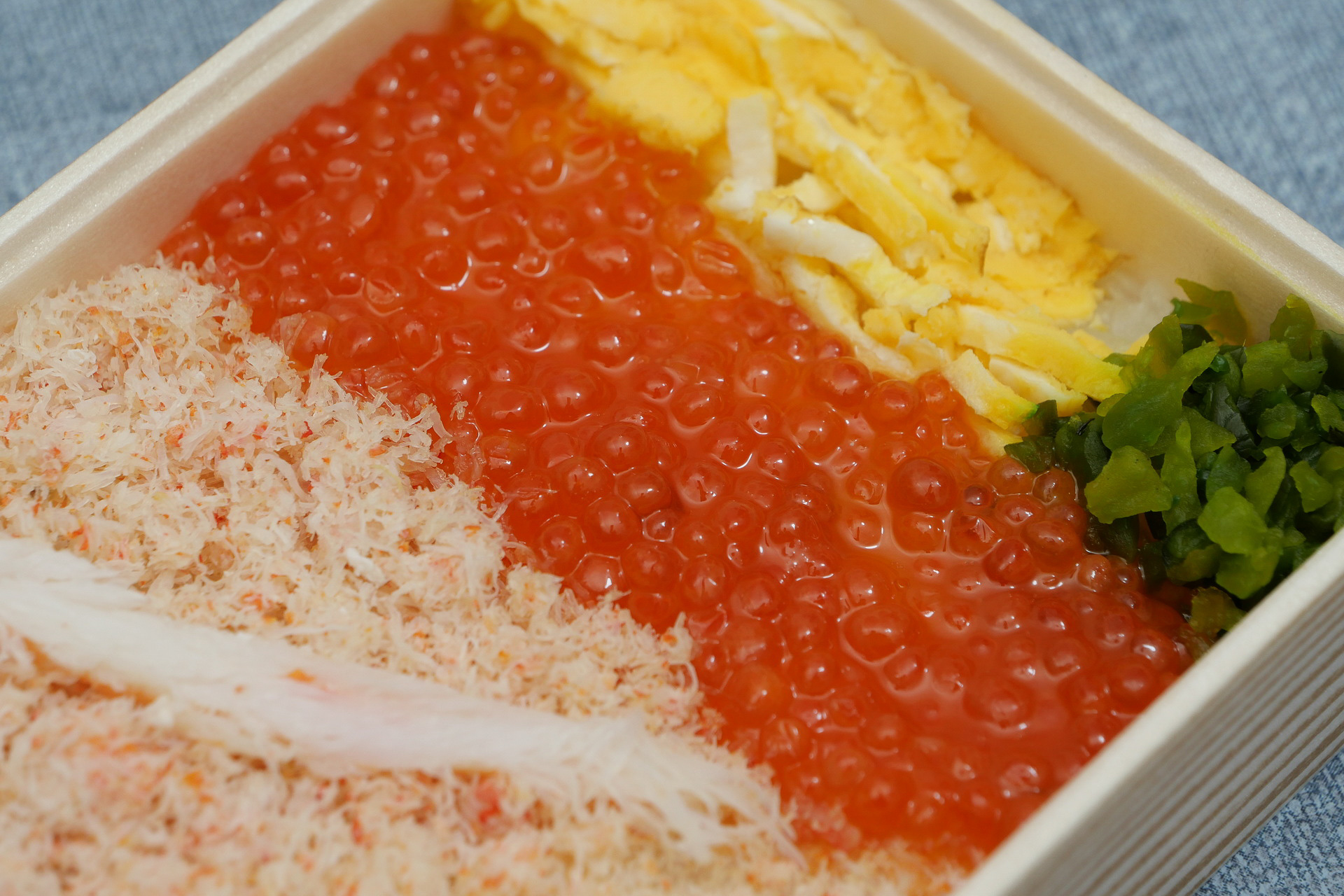 イクラの醤油漬けは、噛んだときのぷちぷちとした食感とコク深い風味が格別です