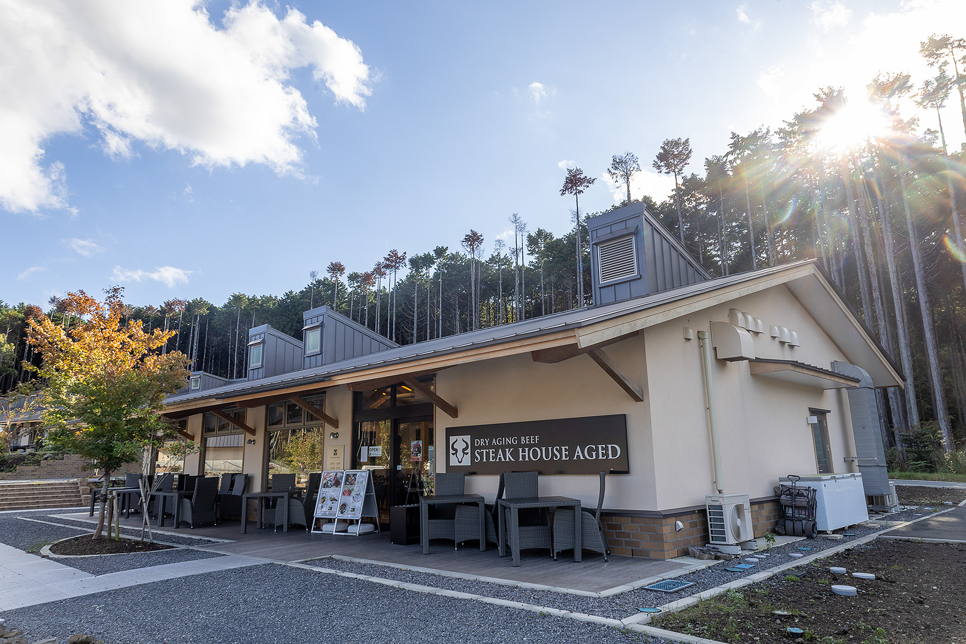 地元の人も利用するステーキハウス「エイジド」。ランチメニューもある