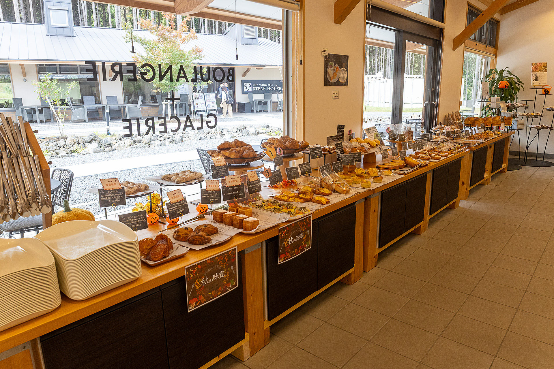 朝7時から営業しているカフェの「カルム」。モーニングメニューもあるのでRVパーク宿泊時の朝食でも利用できる