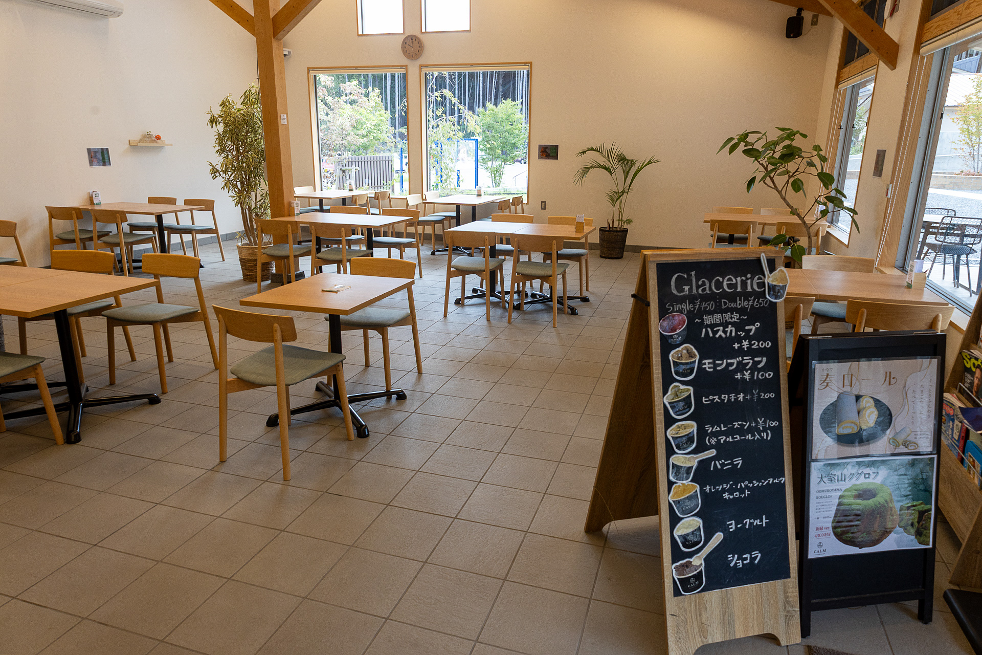 テーブルの間隔は広いので満席でもゴチャついた感じにならないだろう