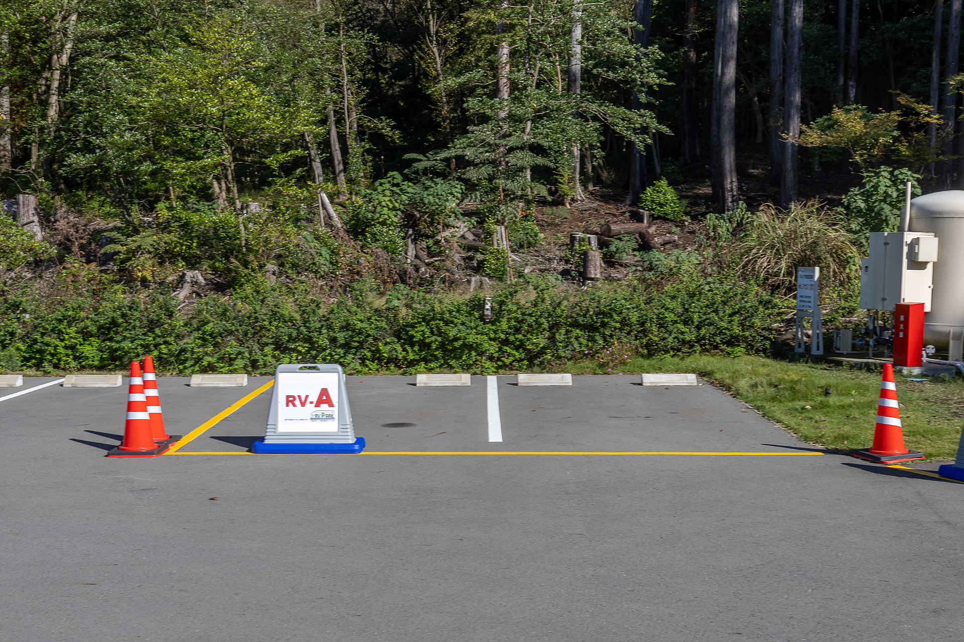 通常の駐車枠の2台分で1つの区画。こちらはRV-A区画