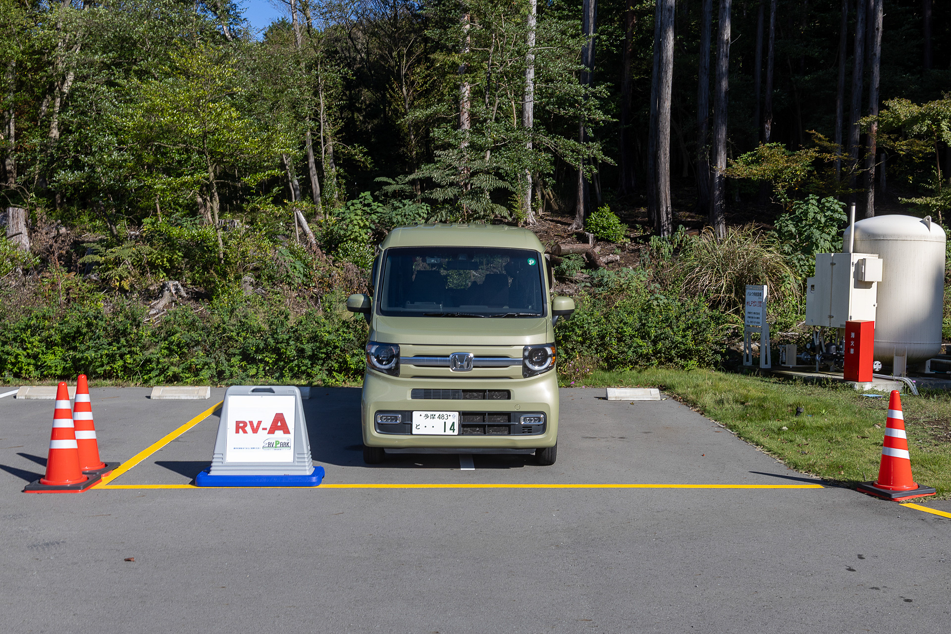 RV-A区画に停めてみた。区画の隣に草が生えているところがあるがここは区画外なので使用禁止