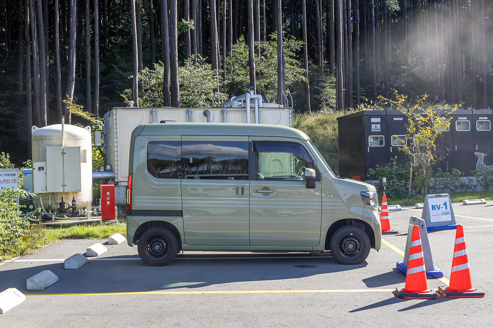 横から見た図。全長の長いクルマの場合は、予約時にその旨を伝えること