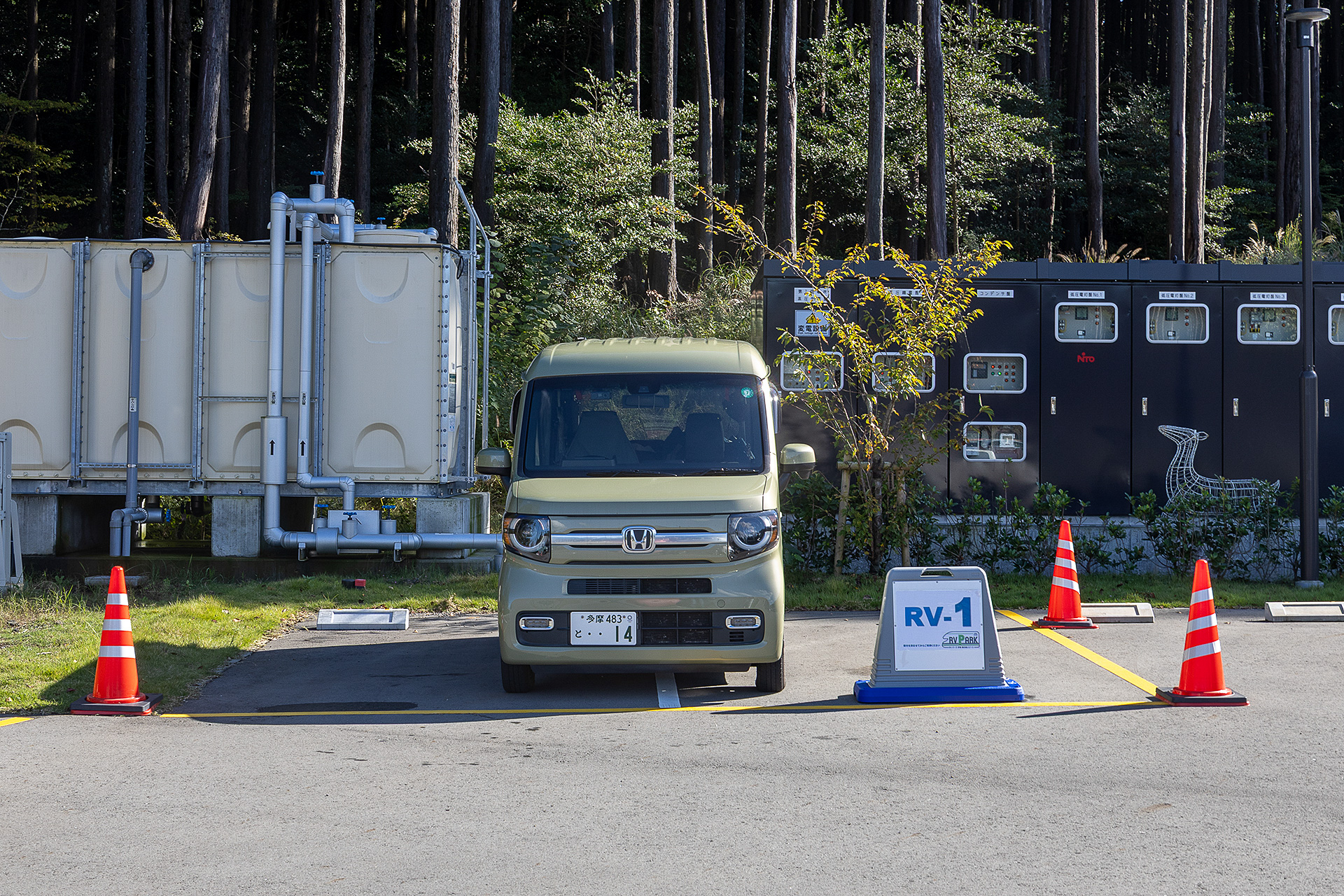 RV-1区画。ちょうど真ん中に停めているがそれでも横スペースに余裕がある