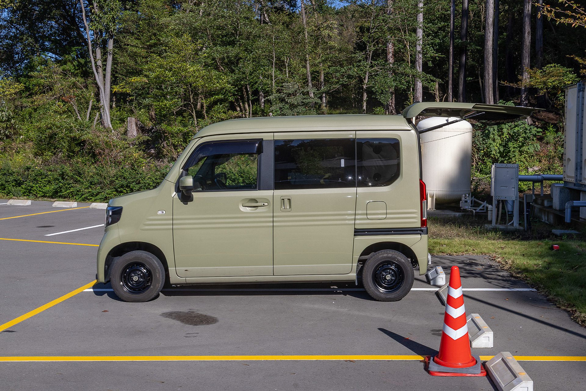 区画サイズは5×5m。乗用車ミニバン、ハイエースなら区画内に収まる