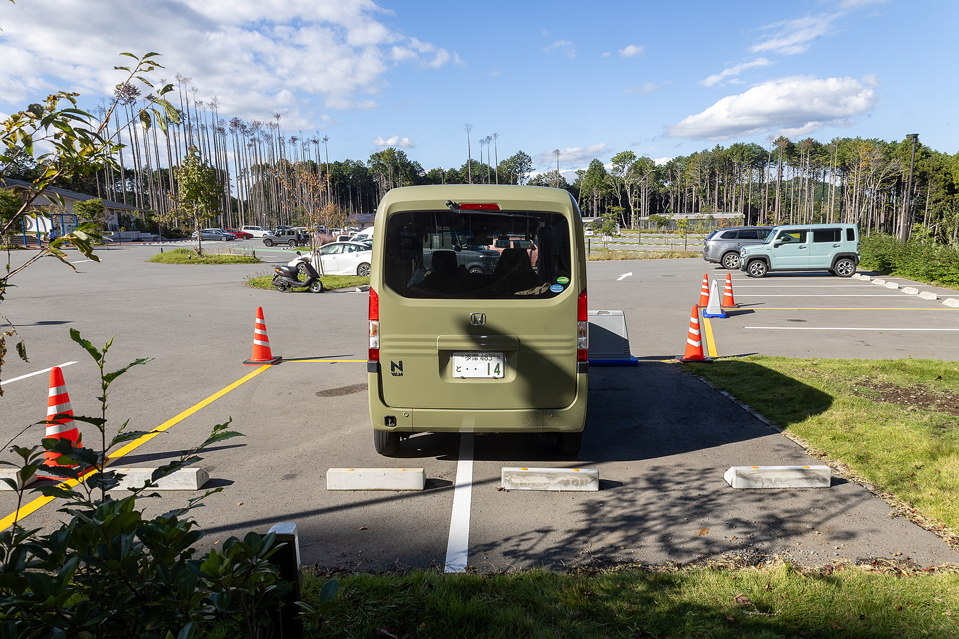 車止めの後ろ側も十分なスペースがある。今回はテールゲートを開けつつこのスペースにテーブルを置いたが不便はなかった