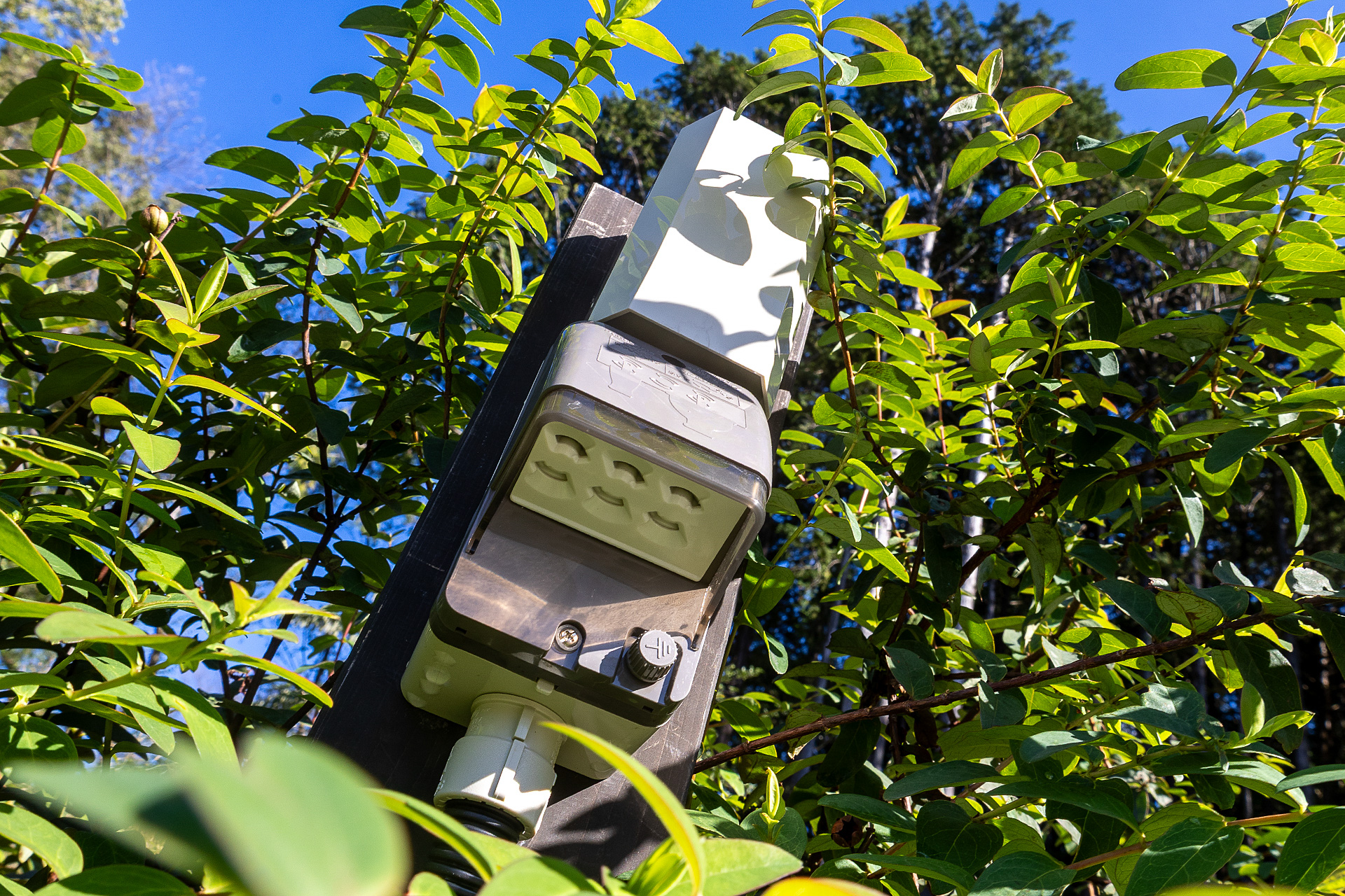 電源は両方の区画にあり、15A（1500W）まで使用できるが、コンセントの形状が区画ごとに違っていた。こちらはRV-A、コンセントは3口あるがアース付きの3極プラグは挿すことができないので2極への変換プラグが必要