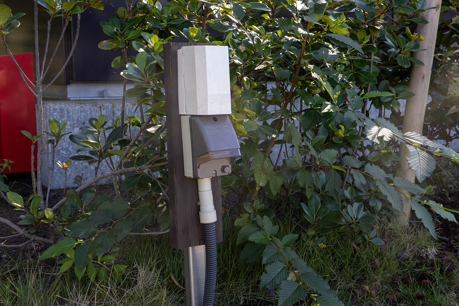 RV-1はコンセントは2口だが、こちらはアース付きの3極プラグが使えるものだった