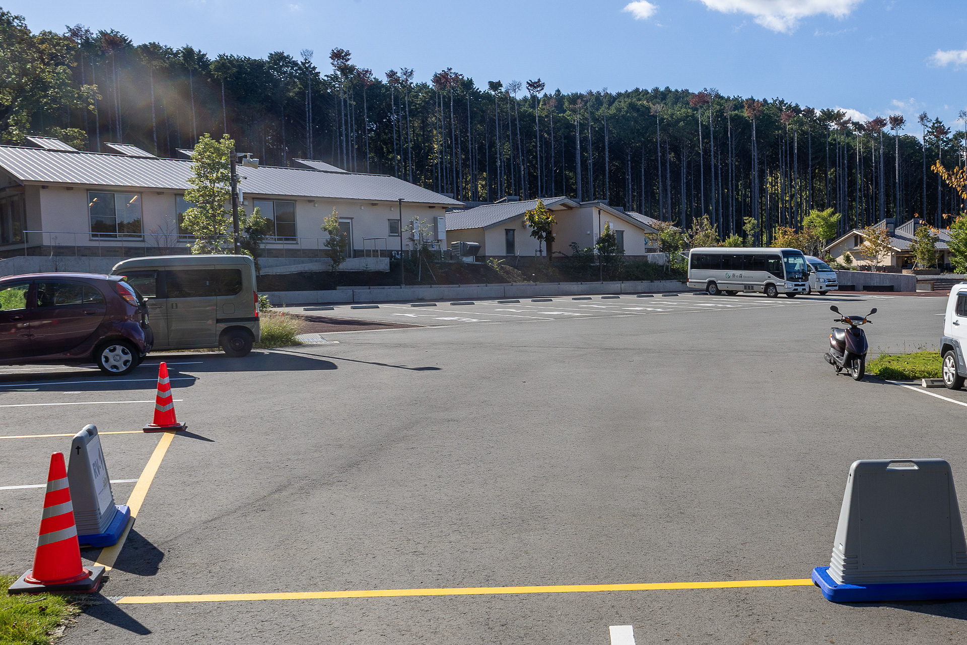 トイレは和食「遙」の横にある。写真のバスの後ろにある建物がそれ。RVパークからも近い。もちろん男女別