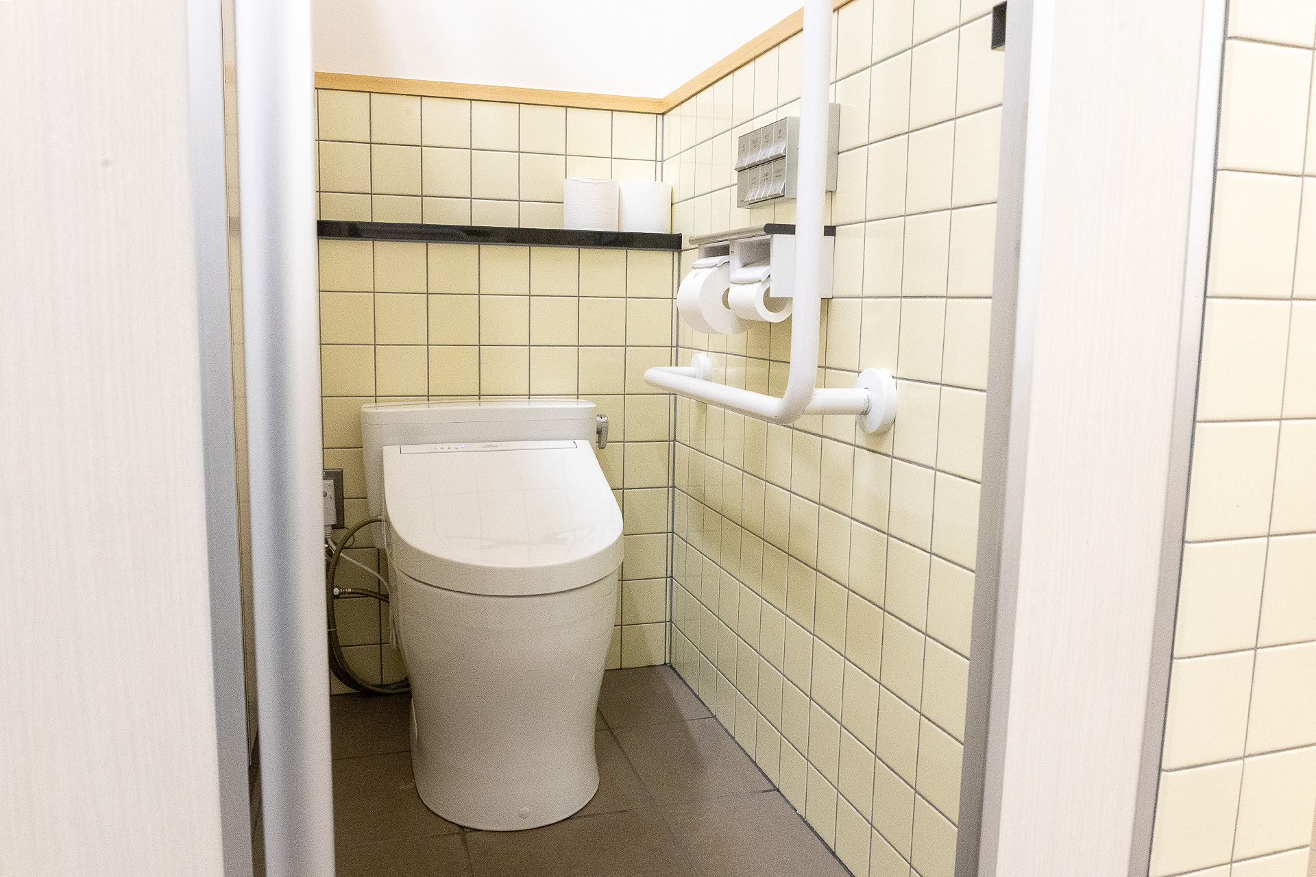 個室の一部は手すりつきのバリアフリー仕様