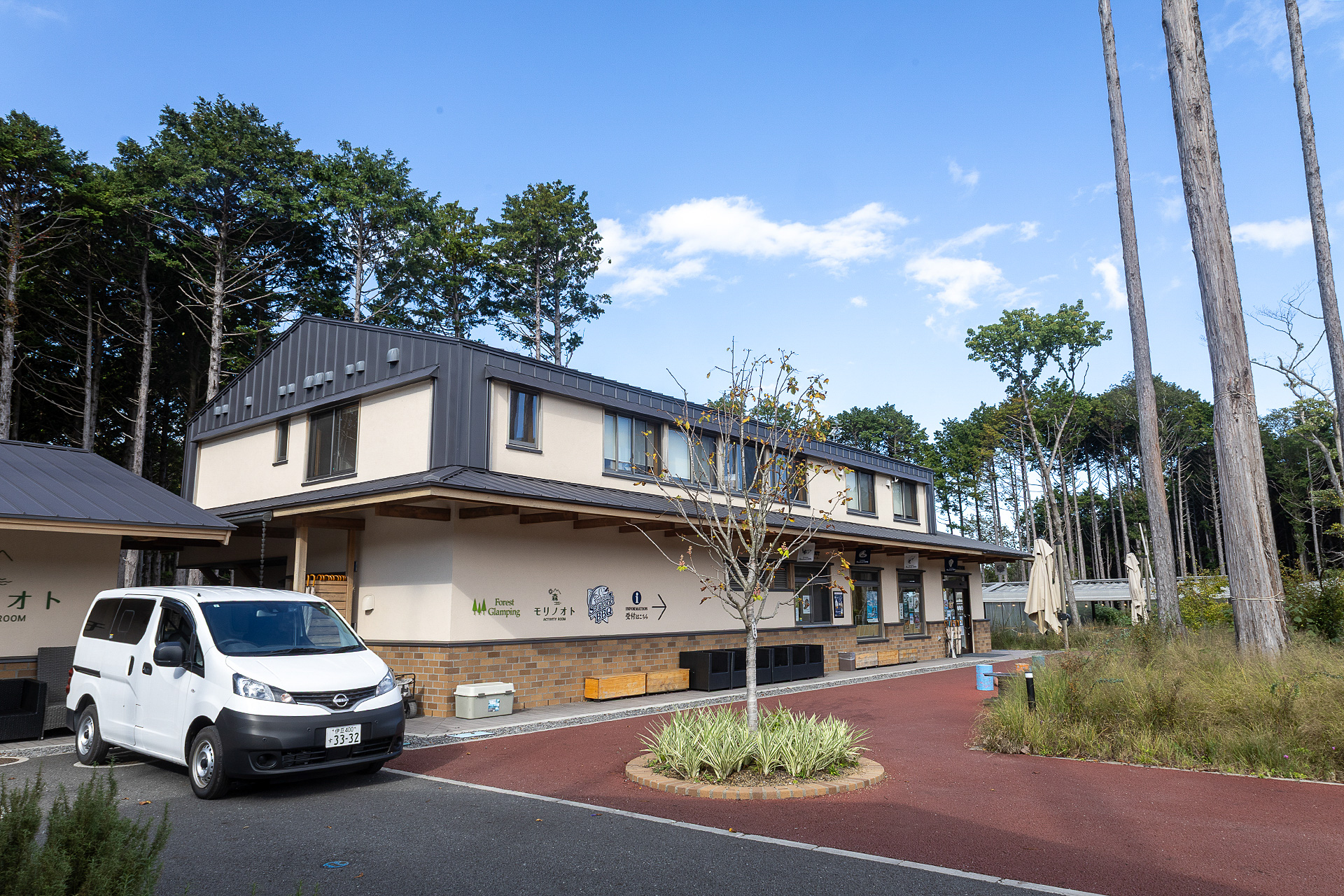 受け付けがある建物。右手奥に入口がある