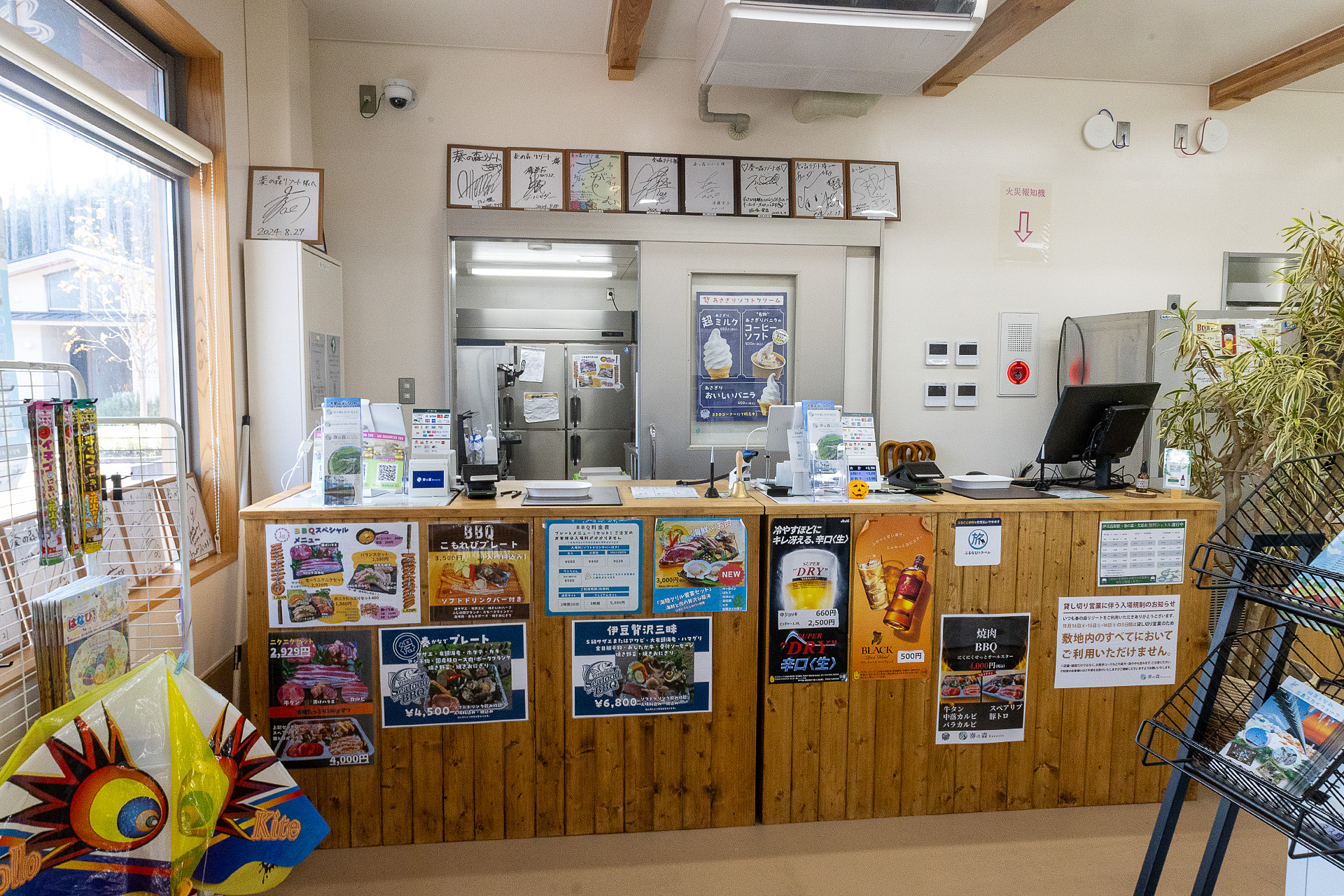 こちらのカウンターで受付する。場内にはフリーWi-Fiがあり、そのパスワードは受付時に教えてもらえる