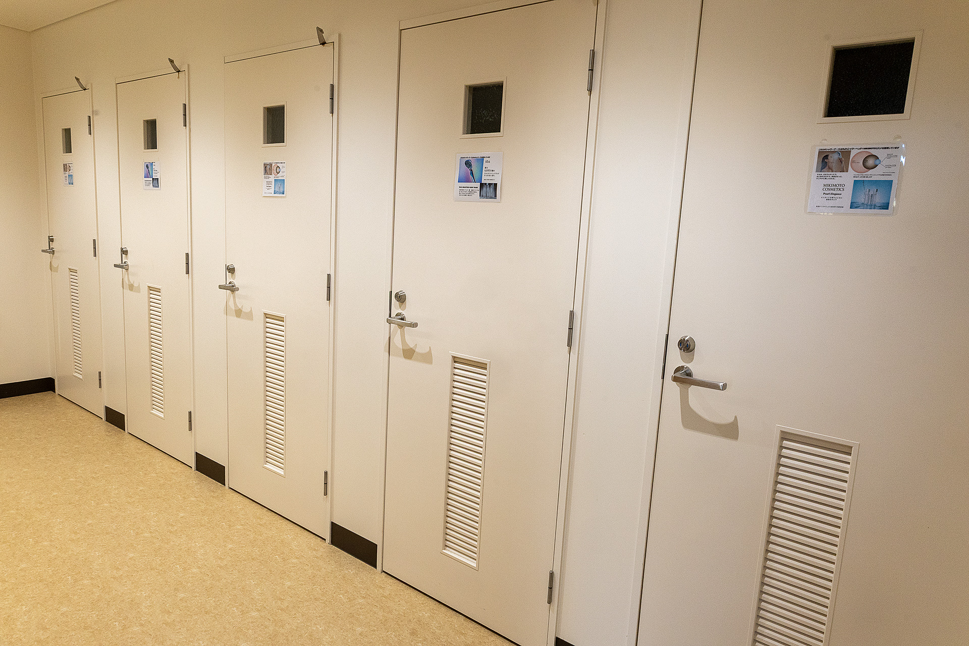 シャワーブースは5つある