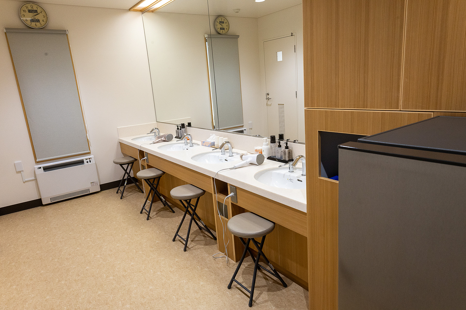 男女ともに鏡とイスがある