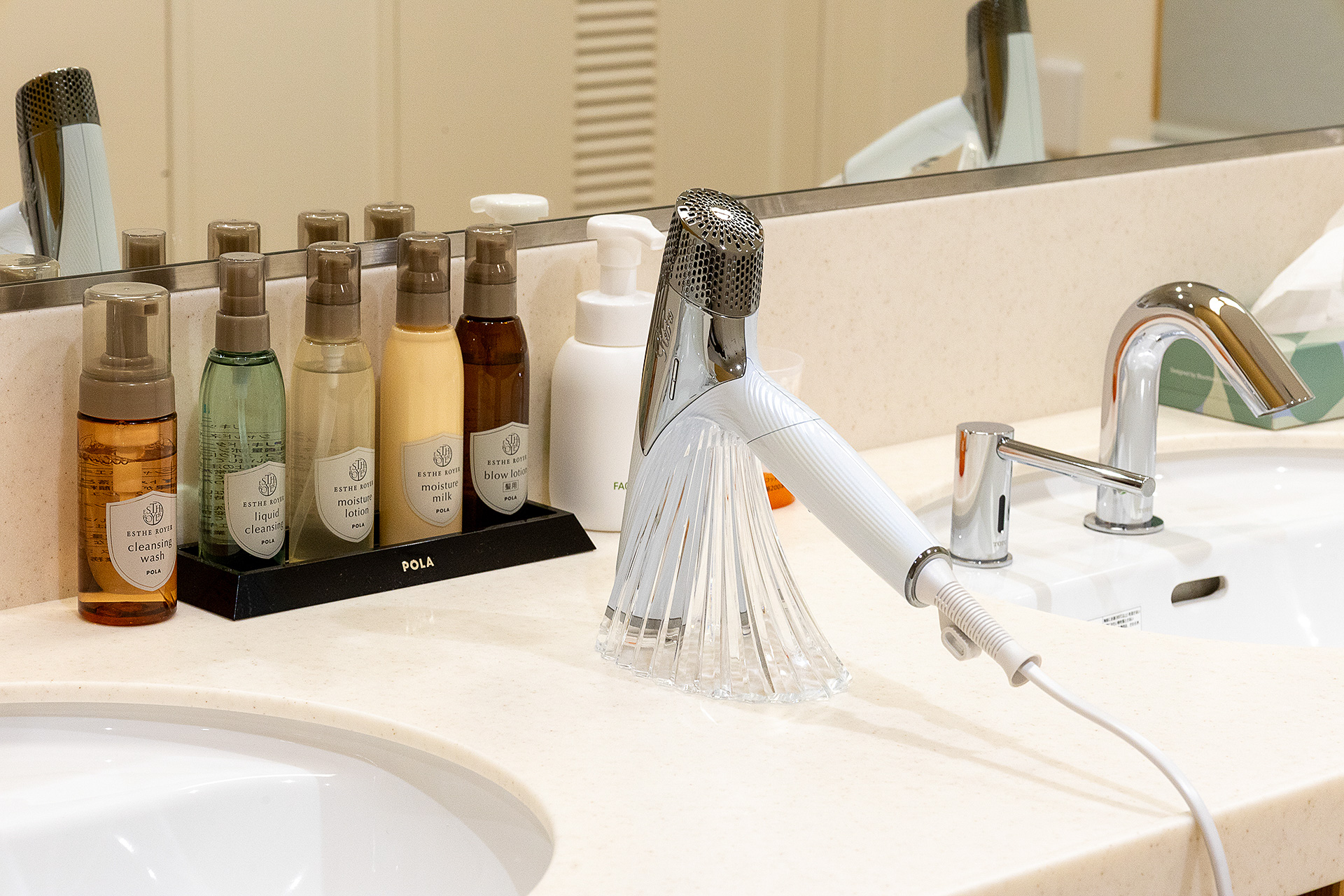 女性用ではシャワーヘッドとドライヤーがリファ製で洗顔用のアイテムもこだわりの品。このような設備になっているのは施設内にグランピングエリアがあることも理由の1つ