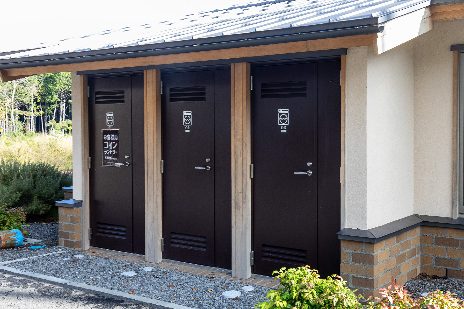 建物の外にはコインランドリーもある