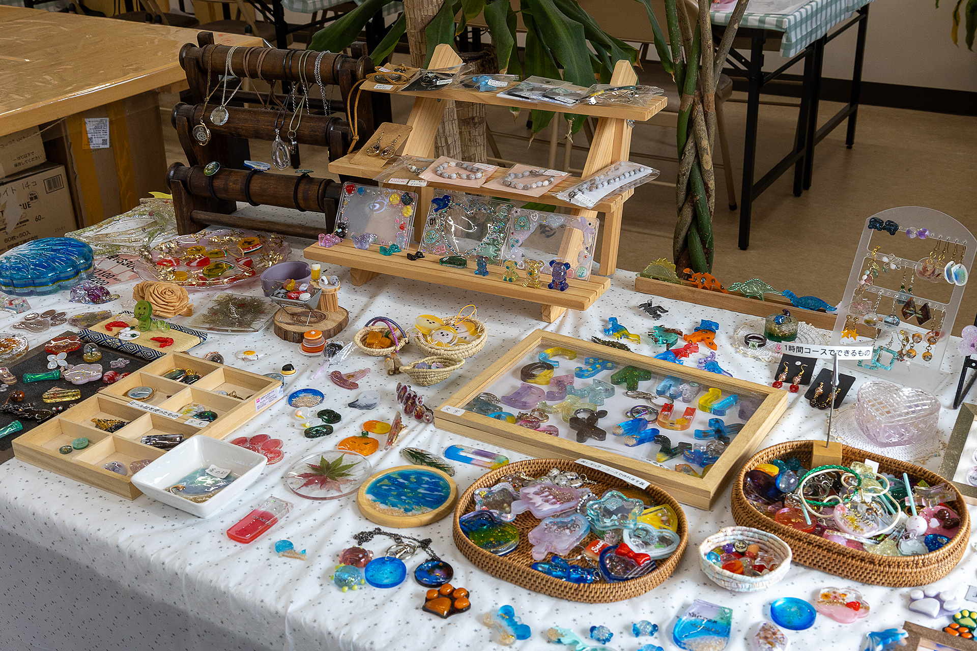 ものづくりを体験できる施設もあり、レジンでアクセサリーを作ったりできる。体験は予約制