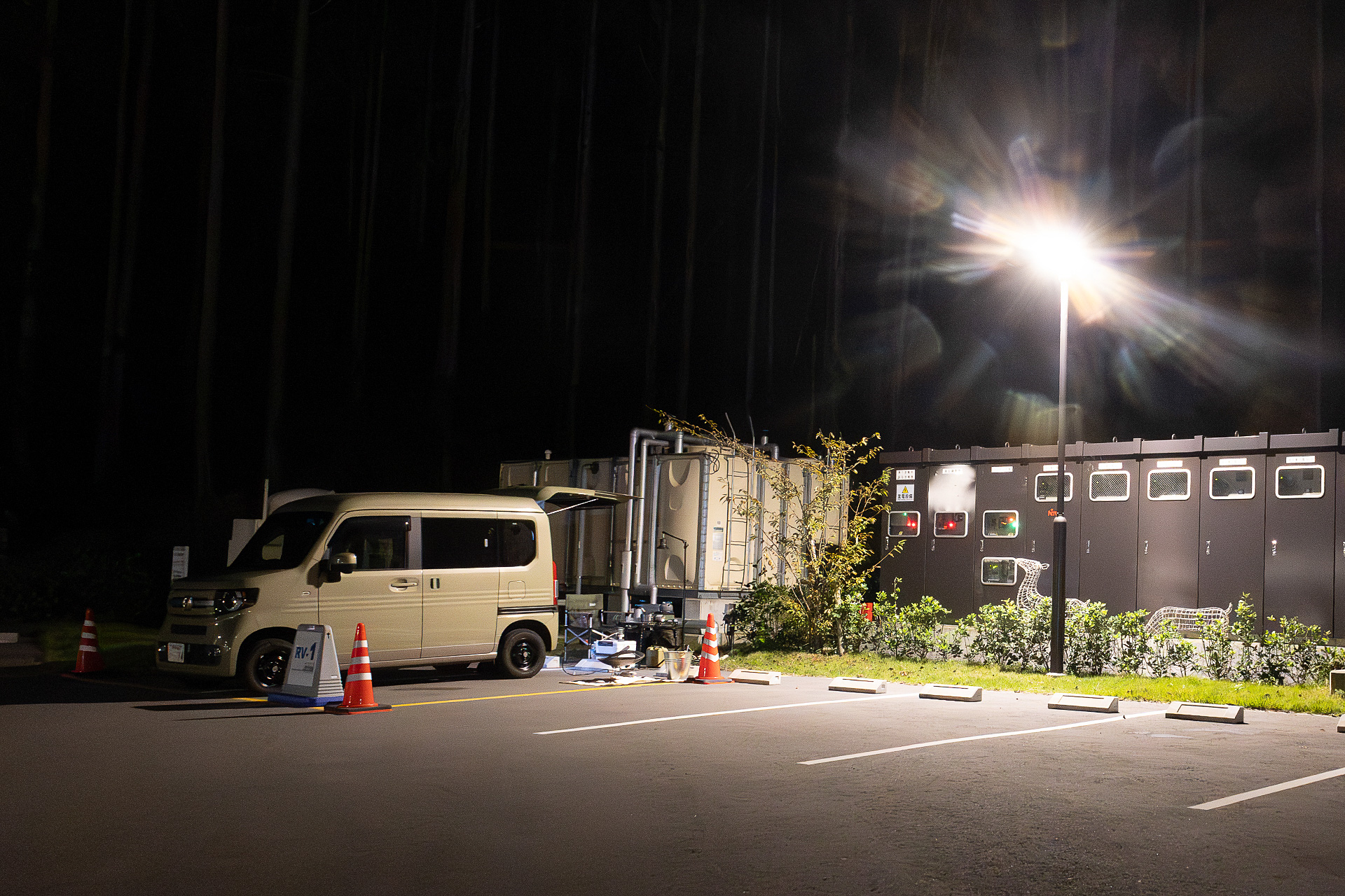 夜の様子。照明が一晩中ついているので、外で過ごすとき用のランプがなくても全然大丈夫だった