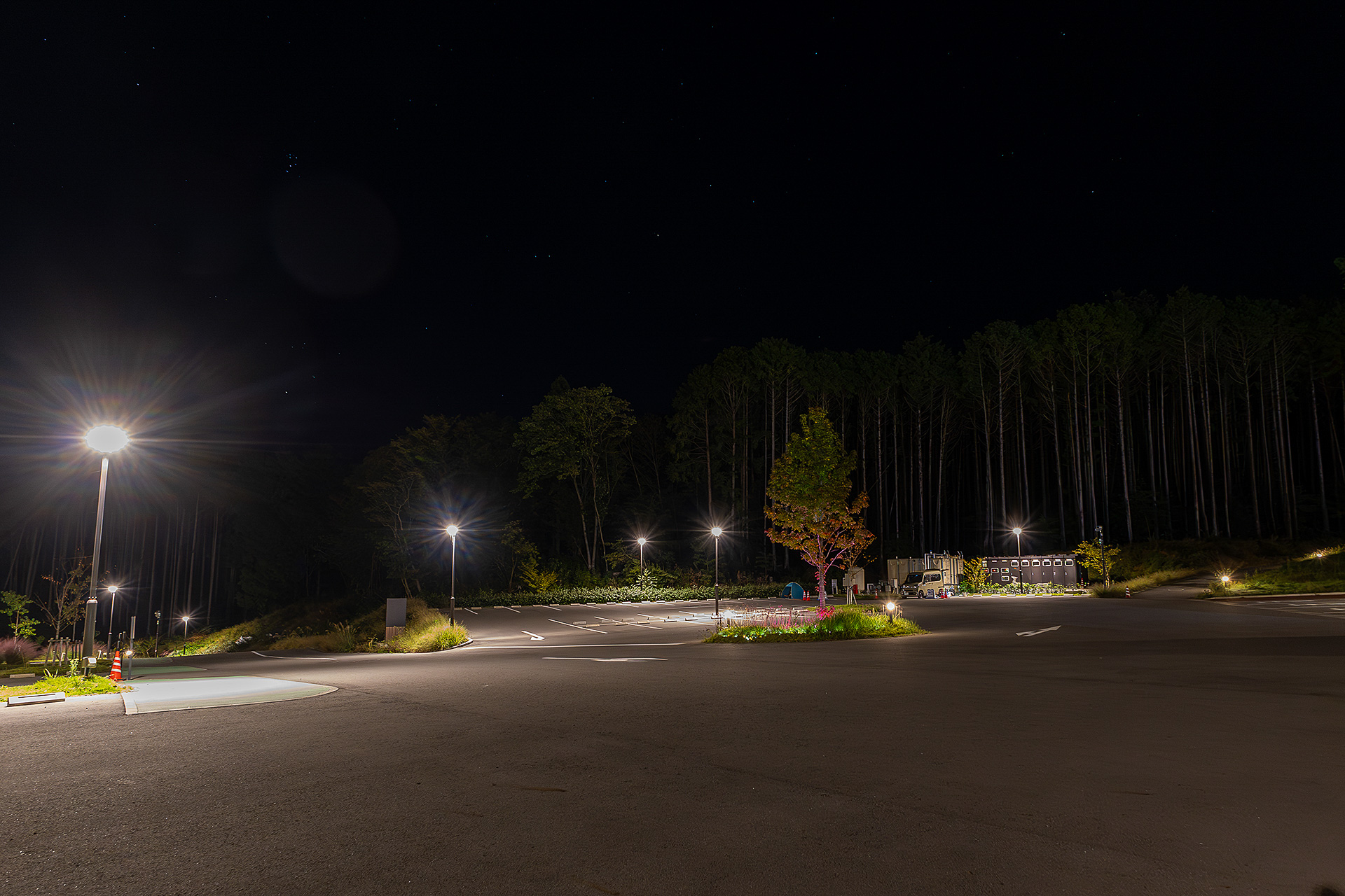 少し離れてRVパークの夜の様子を撮ってみた。もう一つの区画側にも照明はあるのだが位置が少し離れているので、テーブルまわりの照明は用意した方がいいだろう。なお全体的に明るいのでトイレまで行くにも手持ちランプは不要