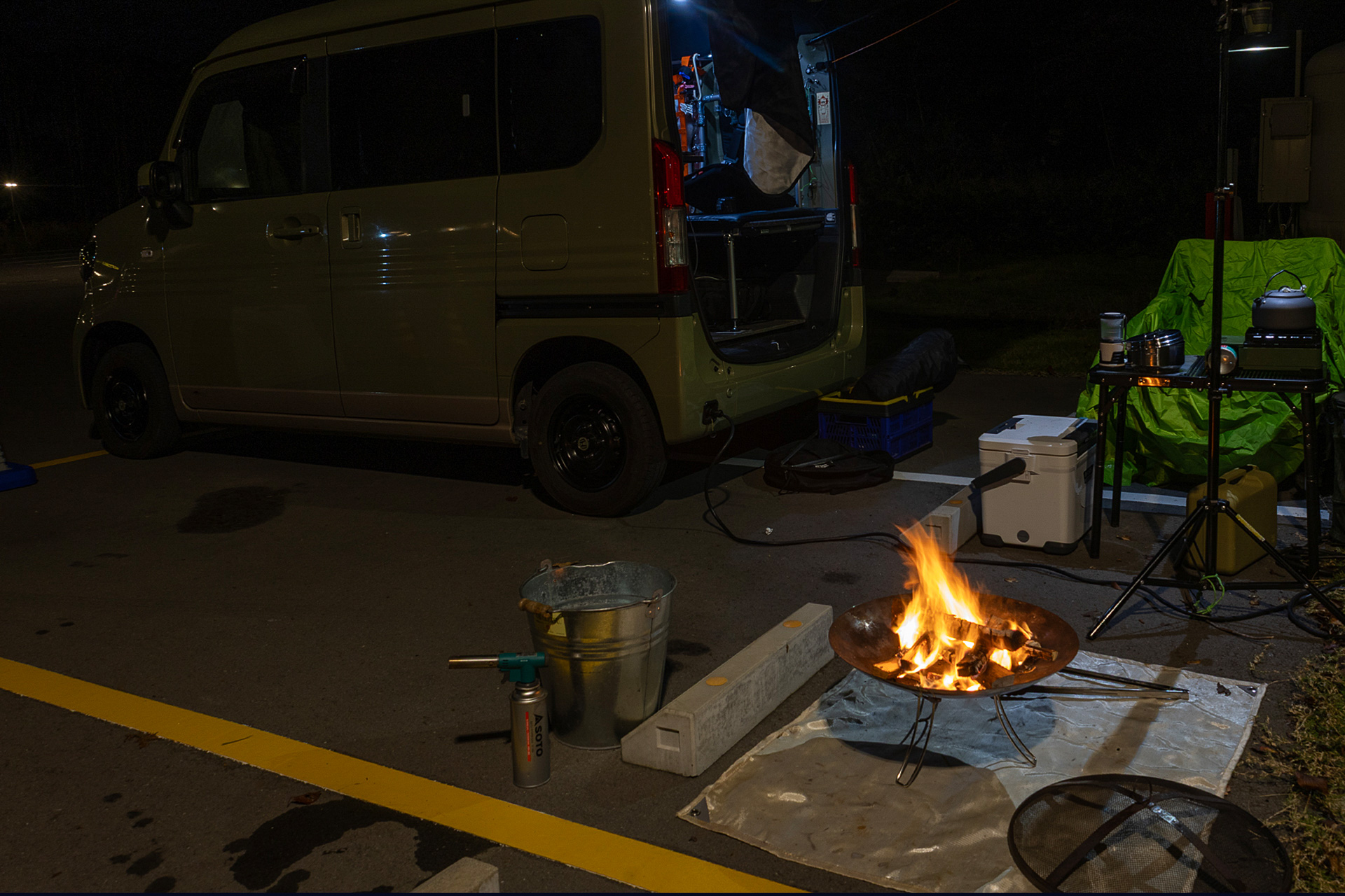 焚き火台を使用すれば焚き火ができる。低めの焚き火台の場合は、アスファルトを痛めないように焚き火シートを併用したい