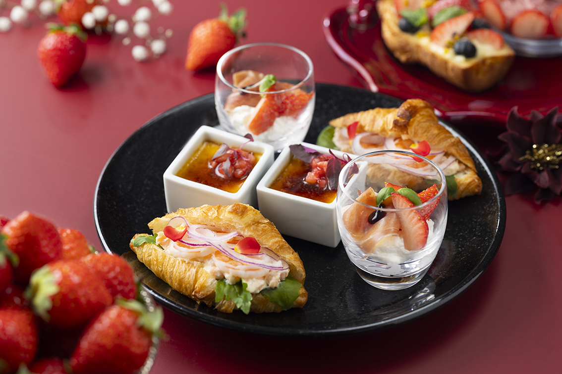 セイボリー（フォワグラのブリュレ 苺のアクセント、サーモンと海老のクロワッサンサンド、苺とモッツァレラチーズのムース）
