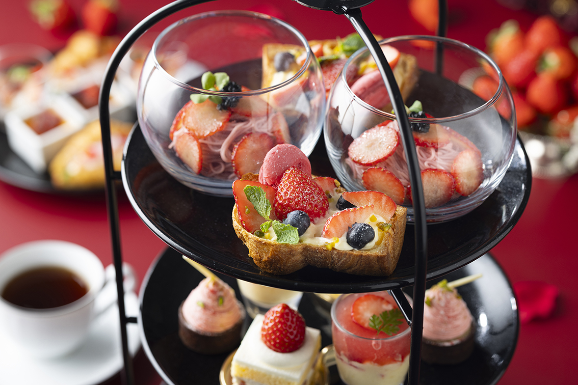 スタンド上段（苺とキャビアの冷製カッペリーニ、苺のポップオーバー ピスタチオの香り ～本日のマカロン添え～）