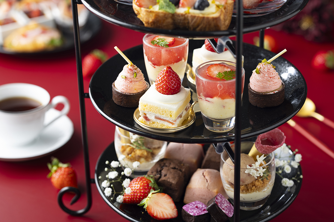 スタンド中段（苺のショートケーキ、苺のモンブラン、苺と柚子のヴェリーヌ仕立て）