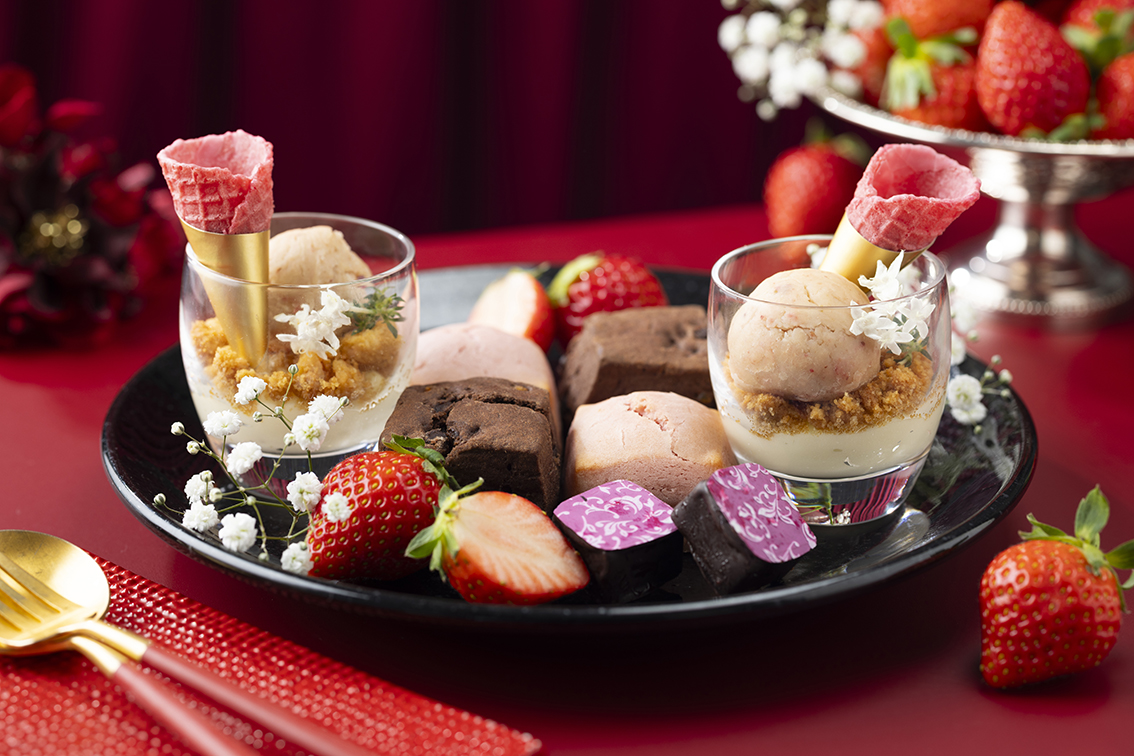 スタンド下段（苺、ショコラオレンジスコーン、苺スコーン、苺とチーズムースのパフェ）