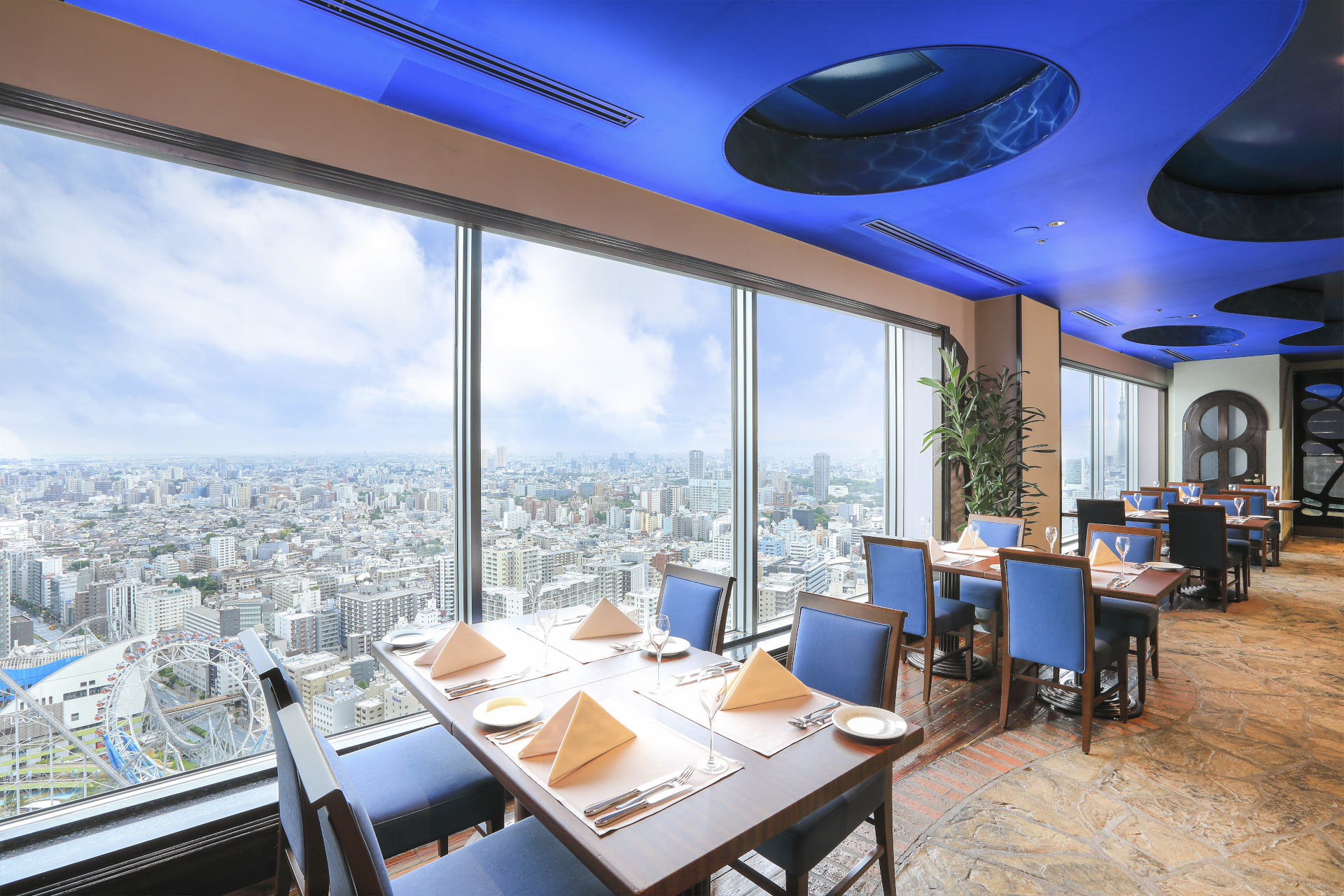 スカイラウンジ＆ダイニング「アーティスト カフェ」