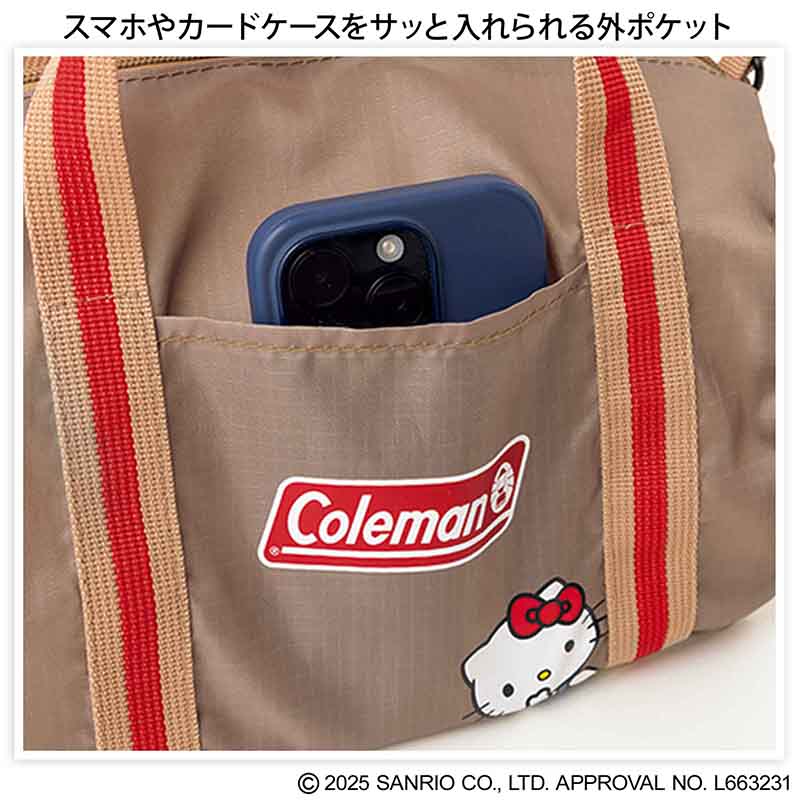 外ポケットにはスマホやパスケースを入れられる