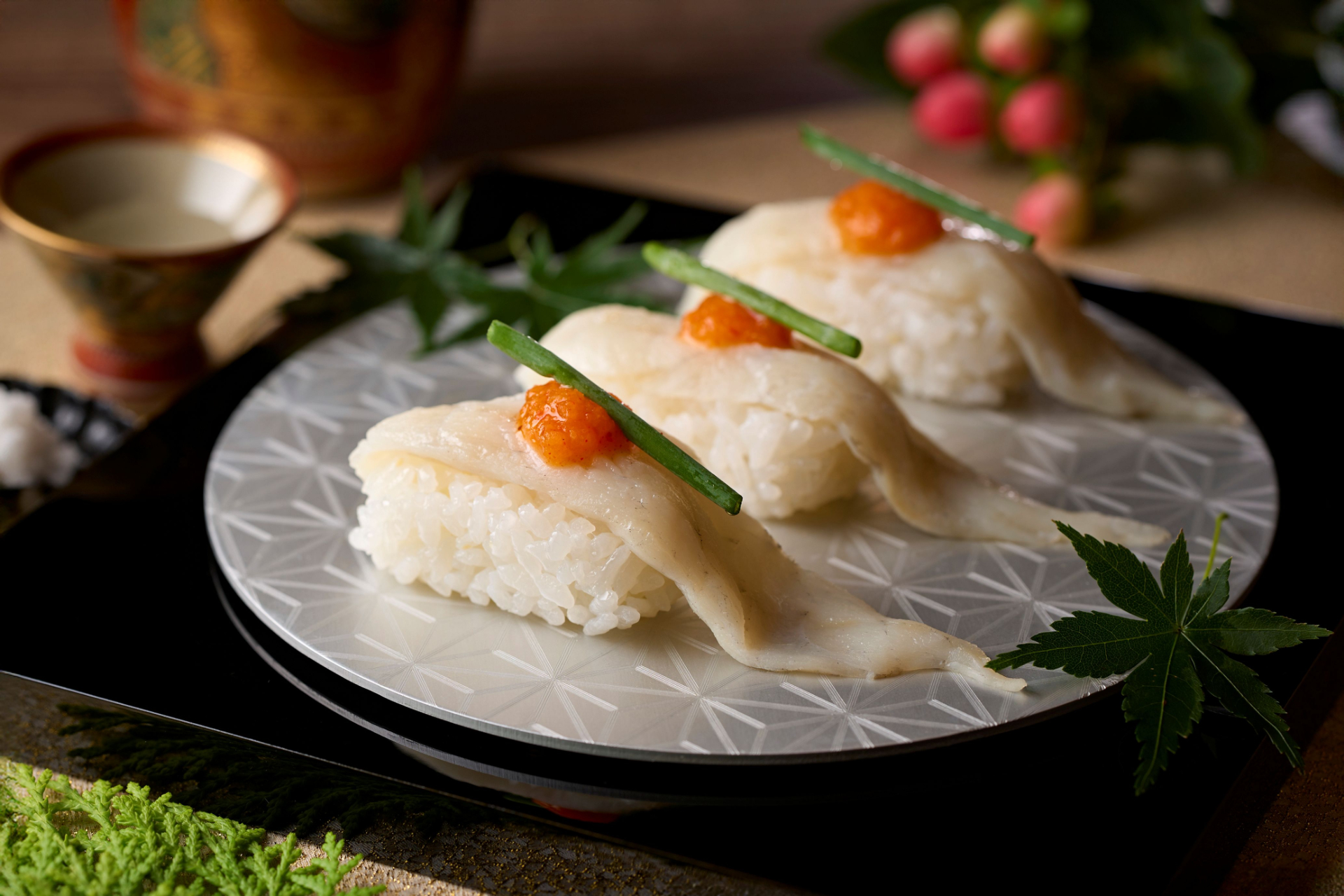 噛むほどに旨みが広がる「ふぐ握り寿司」。ふぐ煮凝りは地酒とともに