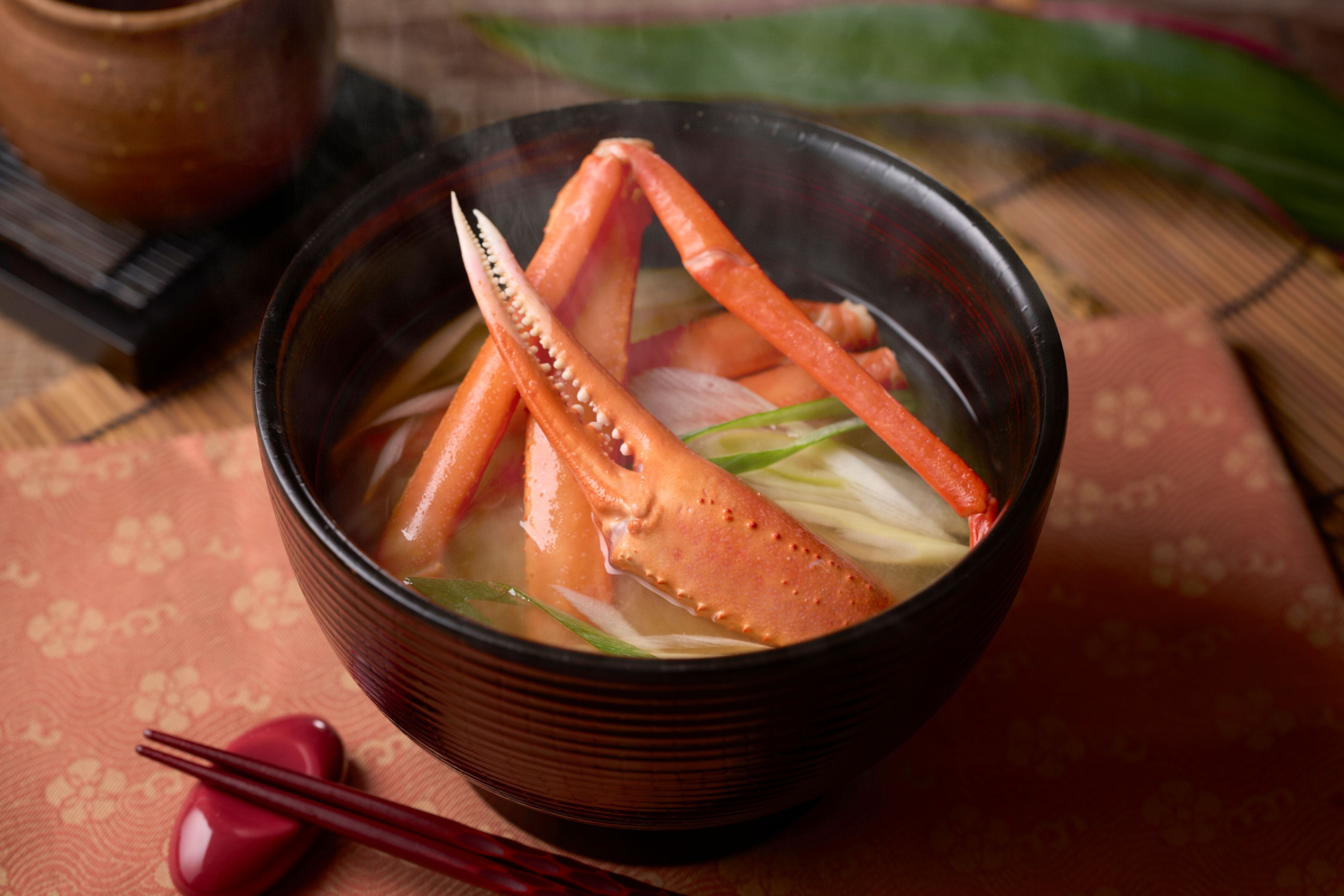 「カニ汁」は朝食バイキングで提供。夕食にはカニの押し寿司・グラタン・茶碗蒸しが登場