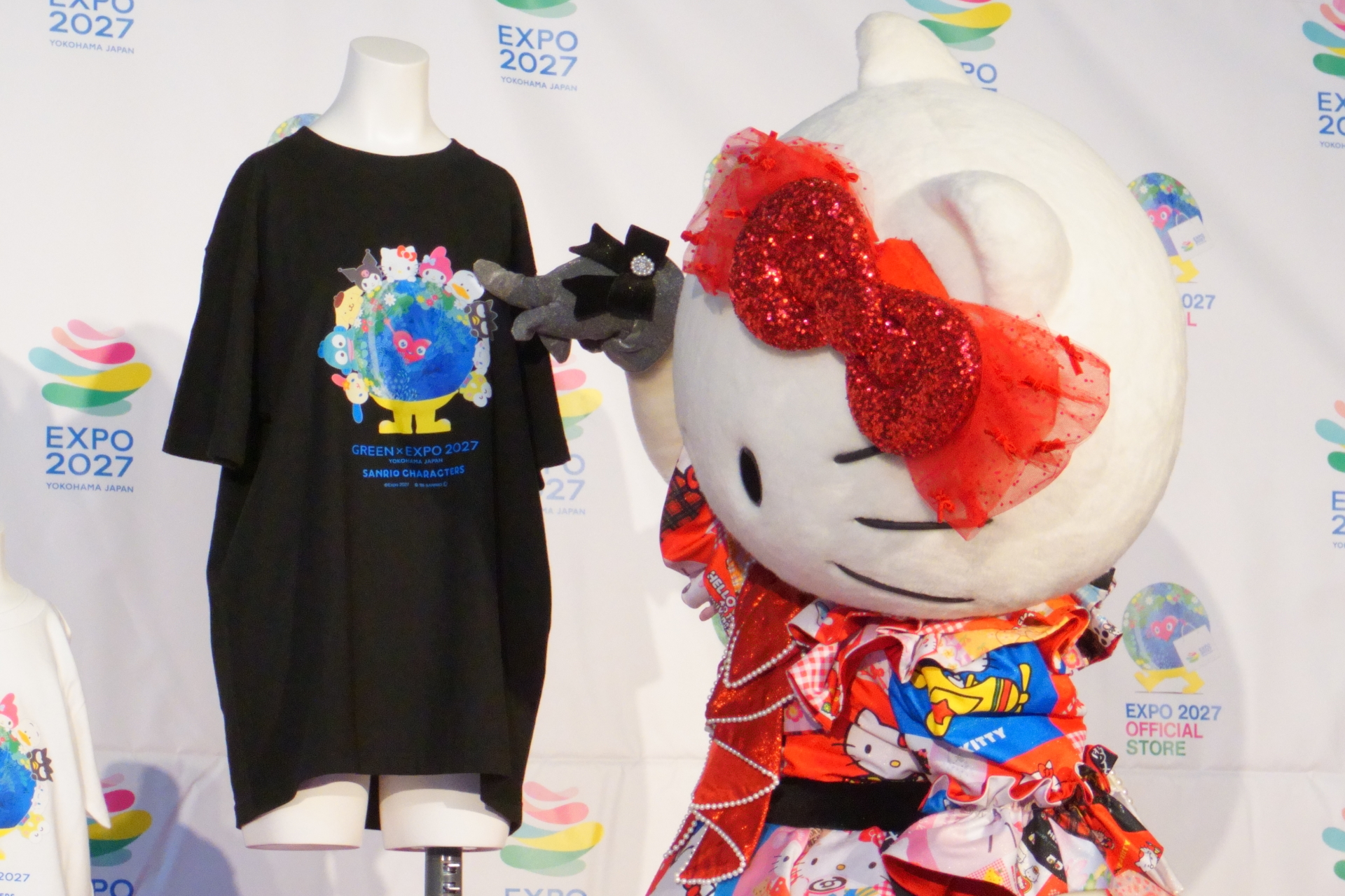 地球に憧れてやってきた好奇心いっぱいの精霊・トゥンクトゥンクの周りにたくさん集まっている仲間をアピールするハローキティ