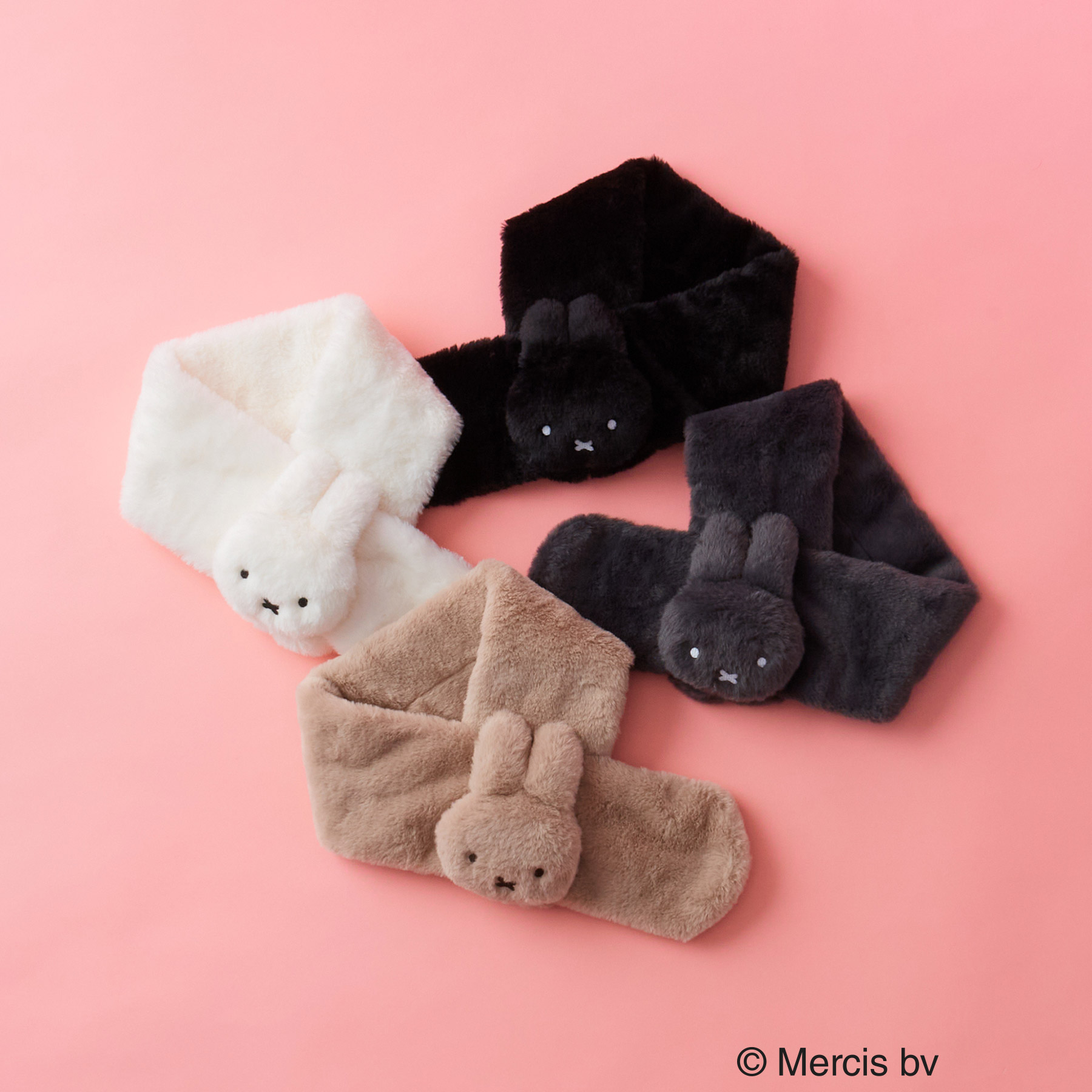 「フェイクファーティペット」。ミッフィーの顔にティペットの先を差し込むだけで装着できるマフラー