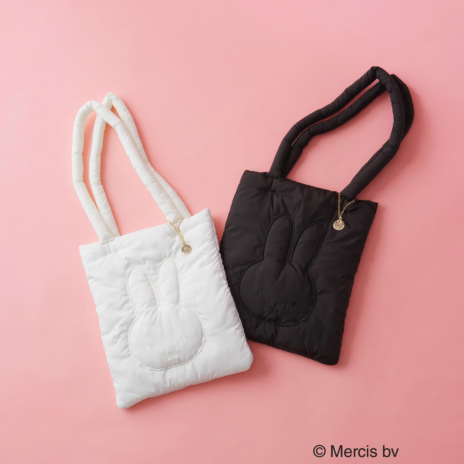 「A4サイズ対応 軽量パフィートートバッグ」。正面にミッフィーの顔の刺繍を施し、ほどよいふくらみ感のある素材もポイント