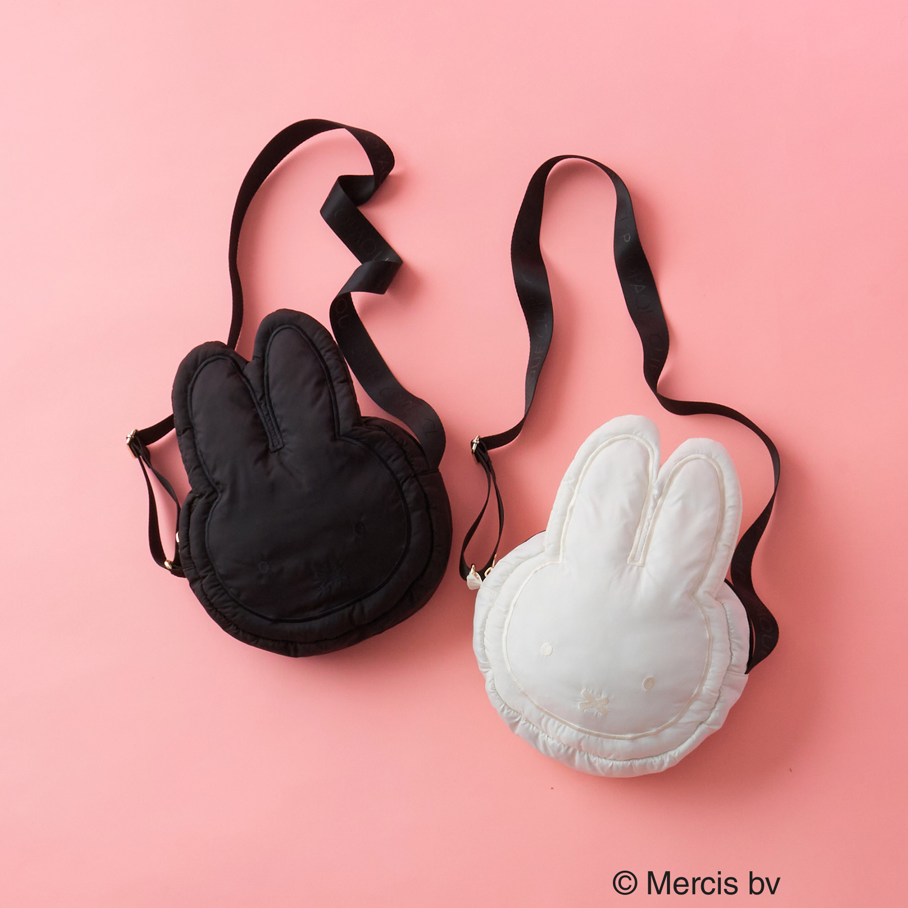 「フェイス型軽量パフィーショルダーバッグ」。ミッフィーの顔を立体的に表現、引手には70周年記念の刻印チャーム付き