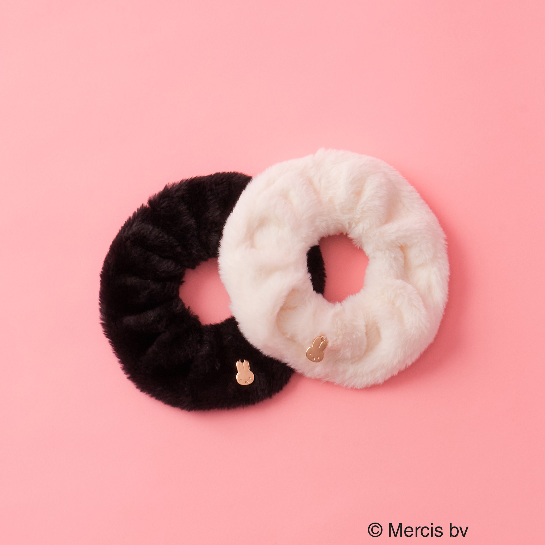 「オリジナルチャーム付きシュシュ」。ミッフィーの顔型メタルチャームをあしらったフェイクファーシュシュ